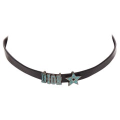 CHRISTIAN DIOR blauer Marmor-Logo-Stern-Charm schwarzes Leder kurzes Kropfband