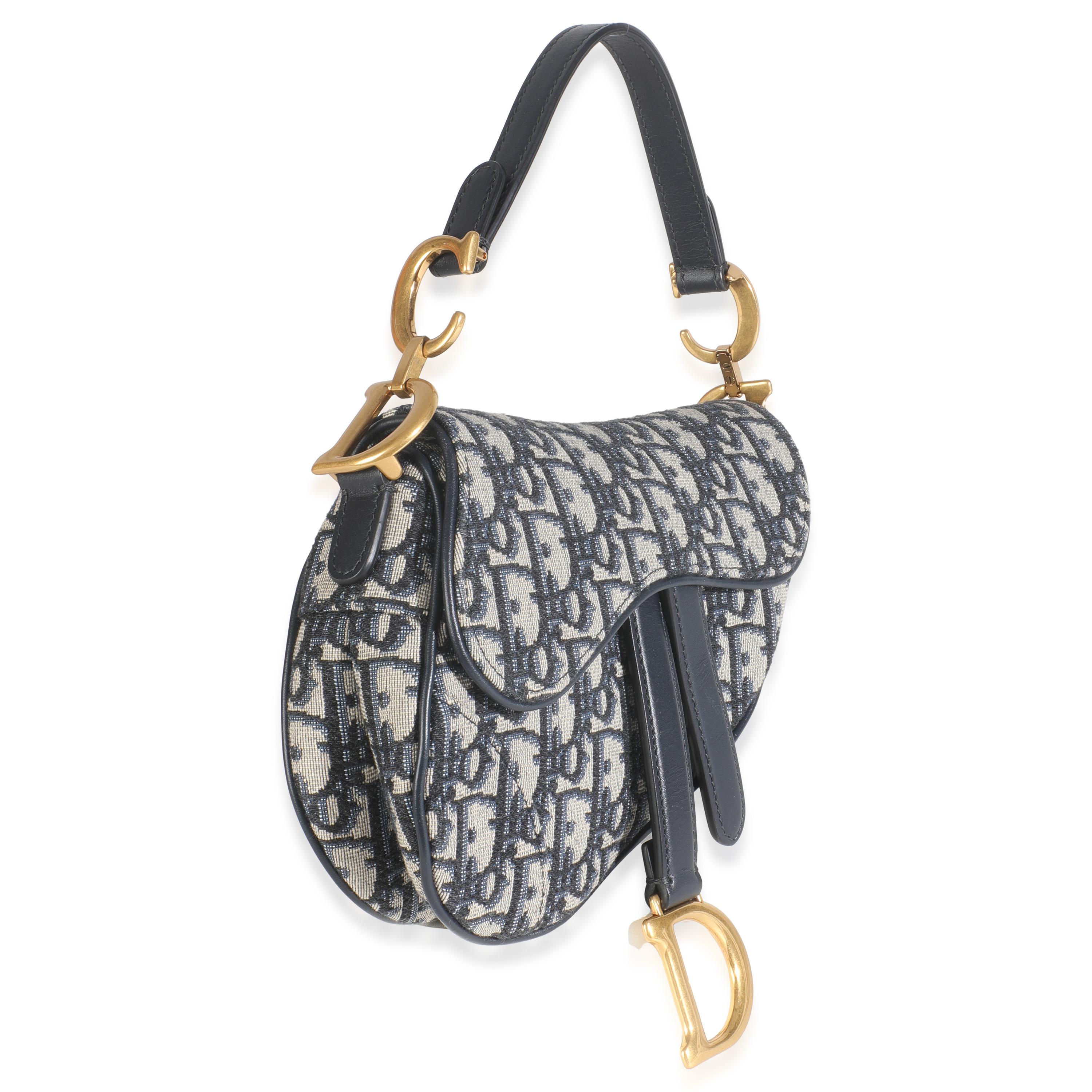 Titre du listing : Christian Dior Blue Oblique Canvas Mini Saddle Bag
SKU : 148842
MSRP : 4100.00 USD
Condit : Usagé 
Description de l'état : Conçue par John Galliano en 1999, la besace Dior a fait ses débuts sur le défilé SS00. Cet accessoire