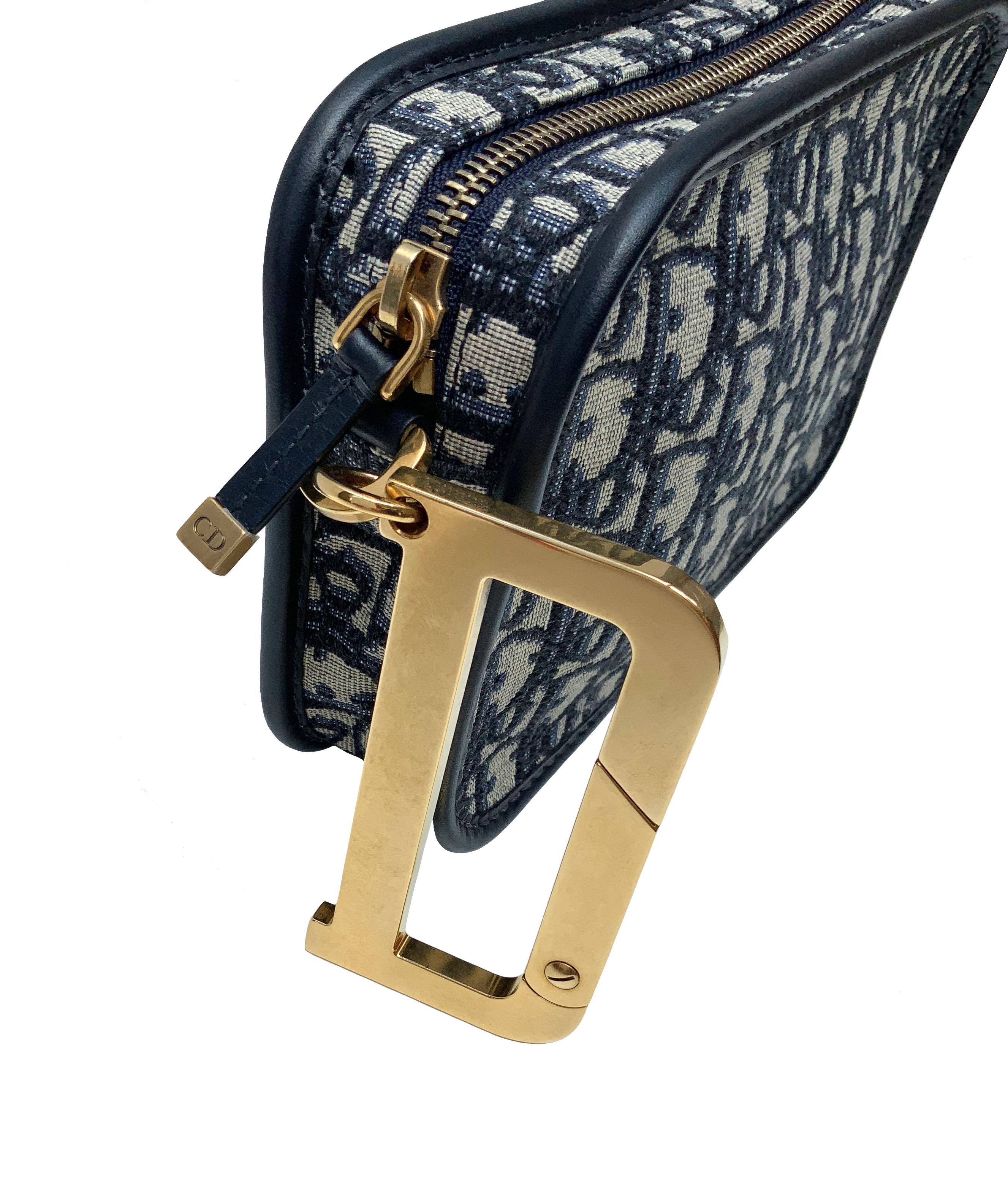 This pre-owned clutch from Christian Dior is crafted in blue Monogram jacquard canvas with blue smooth calfskin leather details. 
It features one gold tone finish metal handle for a carry hand or at the belt, one open patch pocket inside. 

Year: