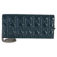 Pochette Lady Dior Christian Dior en cuir verni bleu à motif Cannage, avec chaîne