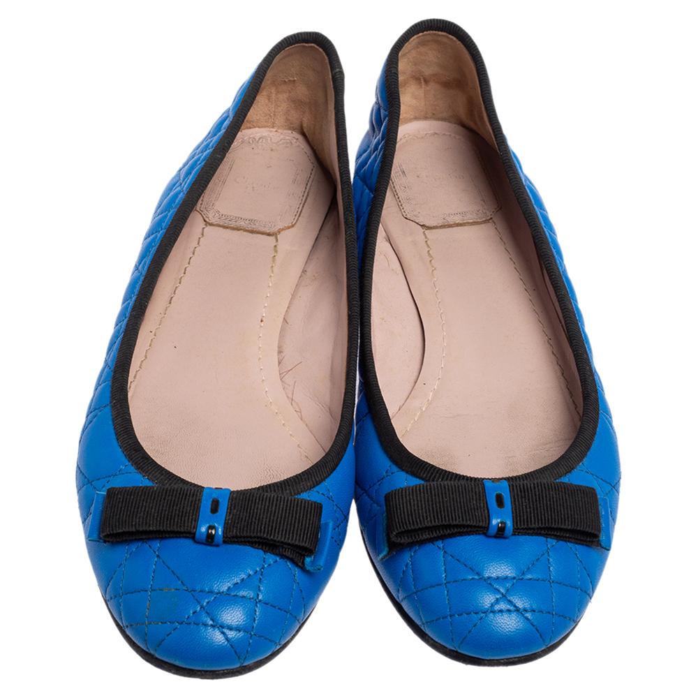 These My Dior ballet flats from Dior will make you look pretty and fashionable, no matter what the occasion is. These leather shoes carry the signature Cannage pattern all over, fabric trims, and a bow on the vamps. The blue flats are a perfect