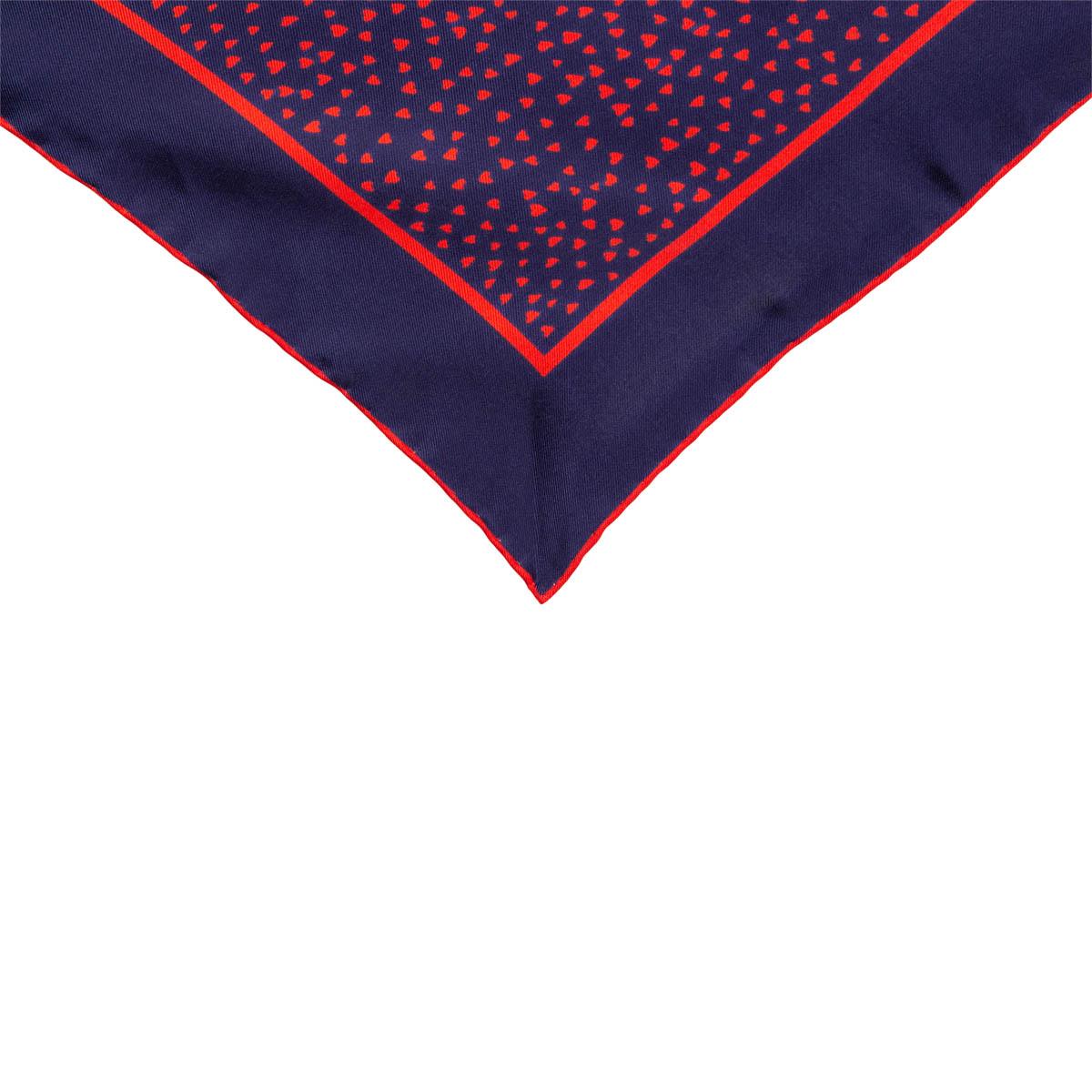 100% authentique écharpe triangle imprimé cœur Christian Dior en soie bleu marine et rouge (100%). A été porté et est en excellent état. 

Mesures
Largeur	60cm (23.4in)
Longueur	130cm (50.7in)

Toutes nos annonces comprennent uniquement l'article