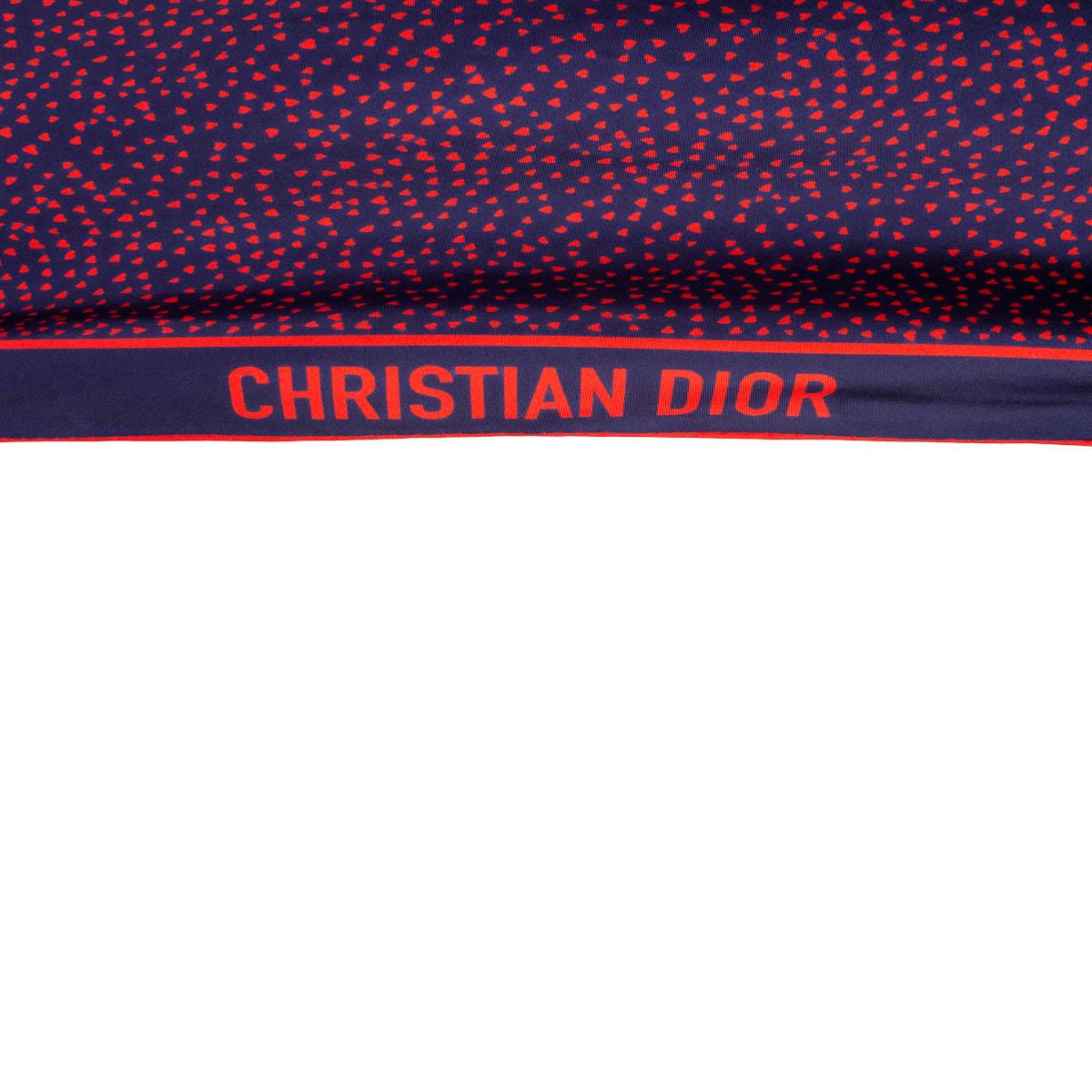 CHRISTIAN DIOR - Écharpe triangulaire en soie bleue et rouge à imprimé cœur en vente 1