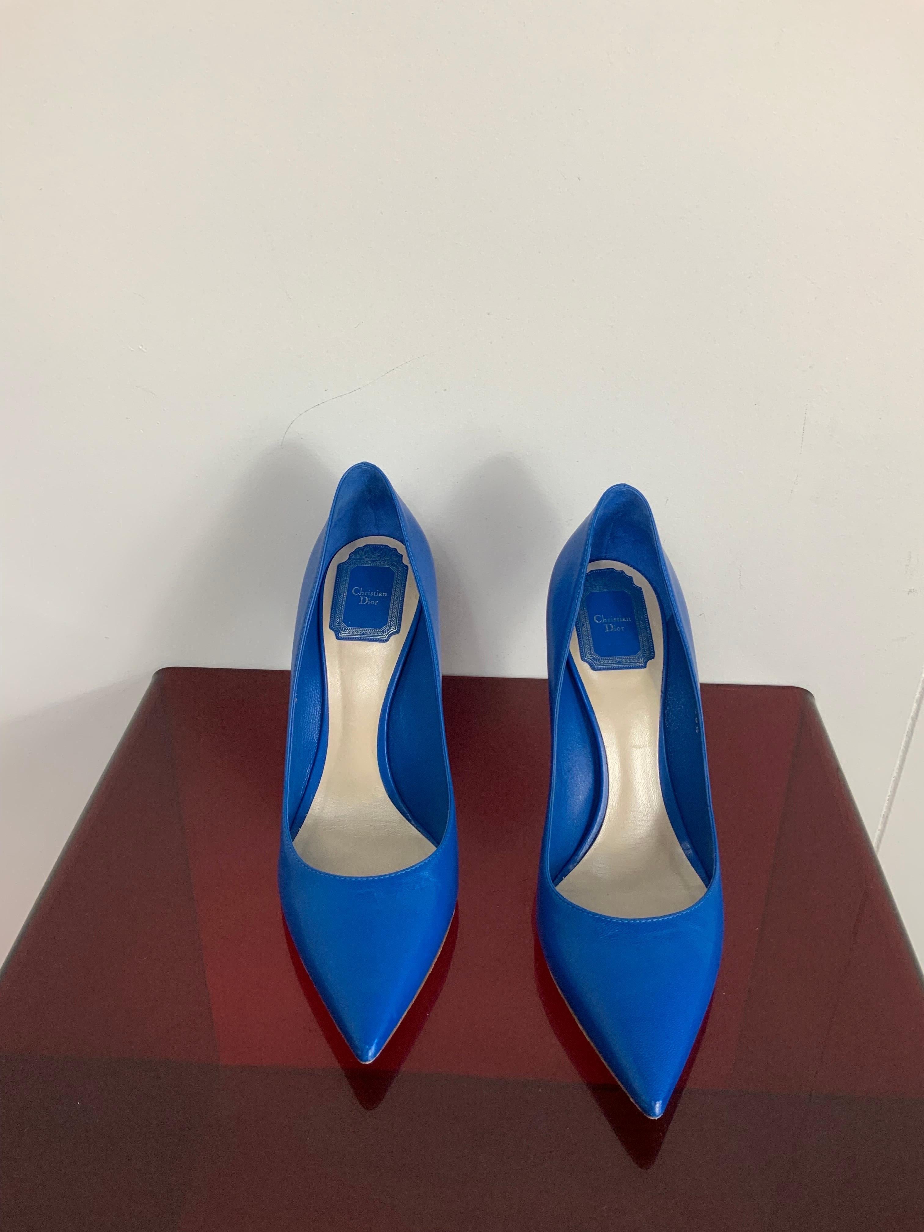 BLUE STILETTO CHRISTIAN DIOR.
In electric blue leather.
Number 38 and a half.
The heel measures 10 cm
The inner sole measures 26 cm.
It has tiny internal spots, as shown in the photos.
Excellent general conditions, used little.