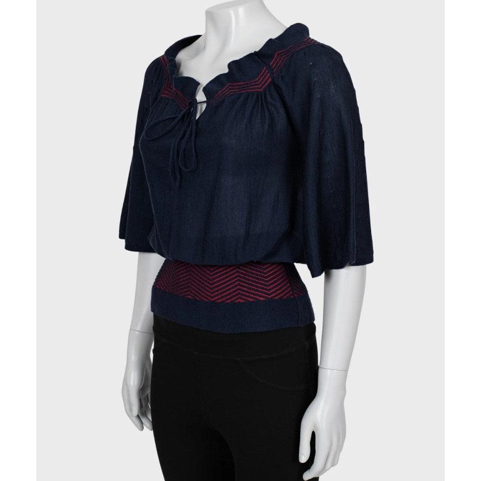 Eleva il tuo guardaroba con questa blusa di Christian Dior, un bellissimo mix di lusso e stile! Questa blusa elegante è caratterizzata da:

- Miscela di cashmere e seta di prima qualità (70% cashmere, 30% seta)
- Classico design a strisce blu
-