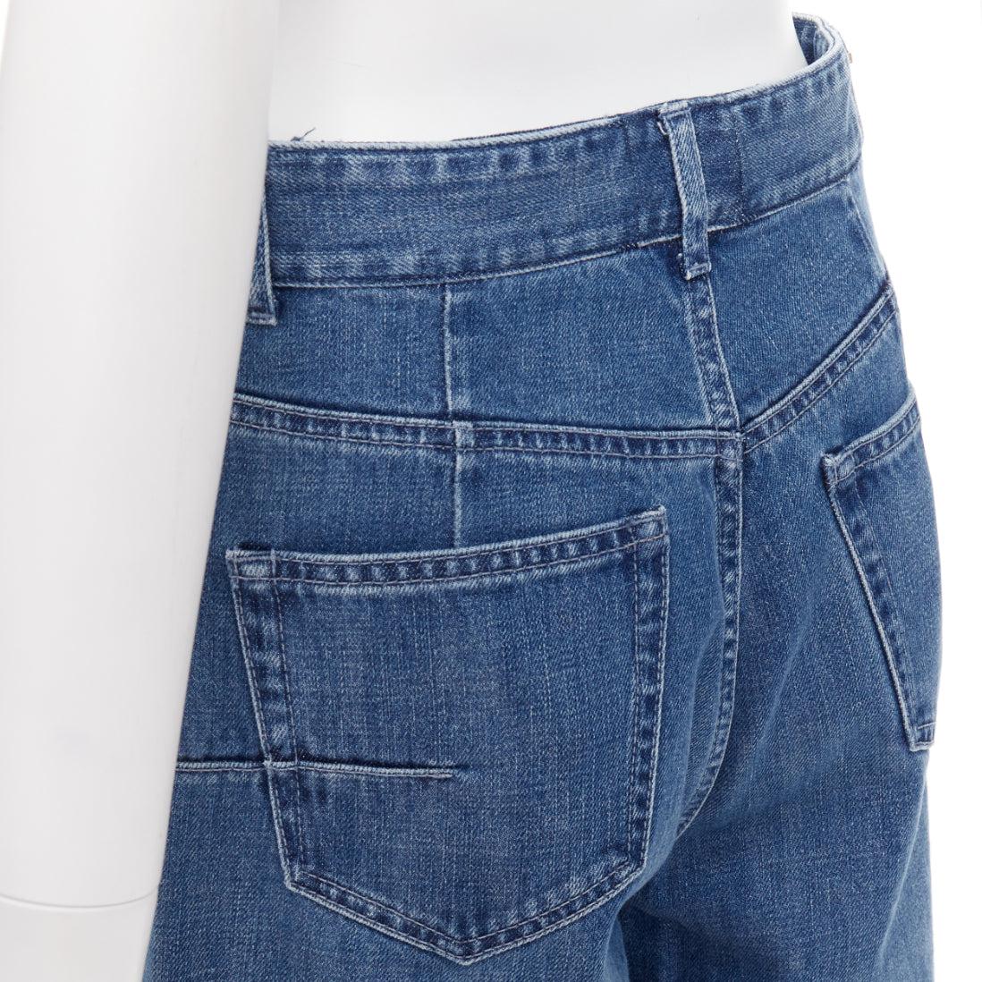 CHRISTIAN DIOR Blau gewaschene Jeans mit Abnähern in der Mitte der Taille
Referenz: NKLL/A00552
Marke: Dior
Designer: Maria Grazia Chiuri
MATERIAL: Fühlt sich an wie Baumwolle
Farbe: Blau
Muster: Solide
Verschluss: Zip Fly
Zusätzliche Details: