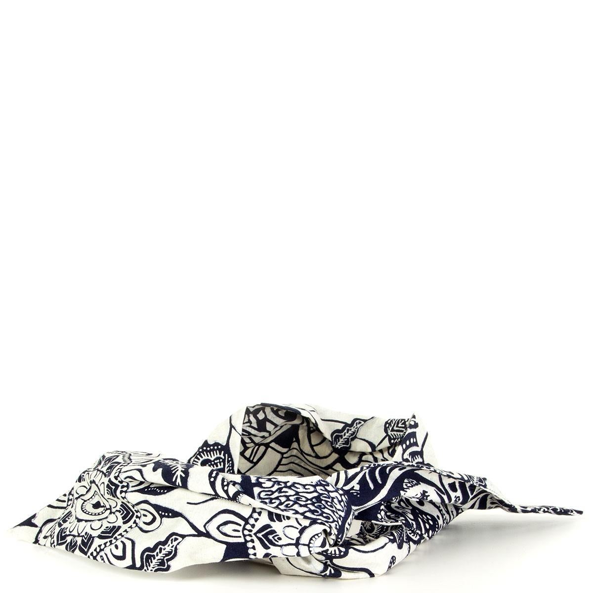100% authentic Christian Dior reversible toile de jouy savage and tropicalia headband in indigo blue and off-white cotton. Has been worn once and is in virtually condition.

2020 Resort

Width9.5cm (3.7in)

All our listings include only the listed