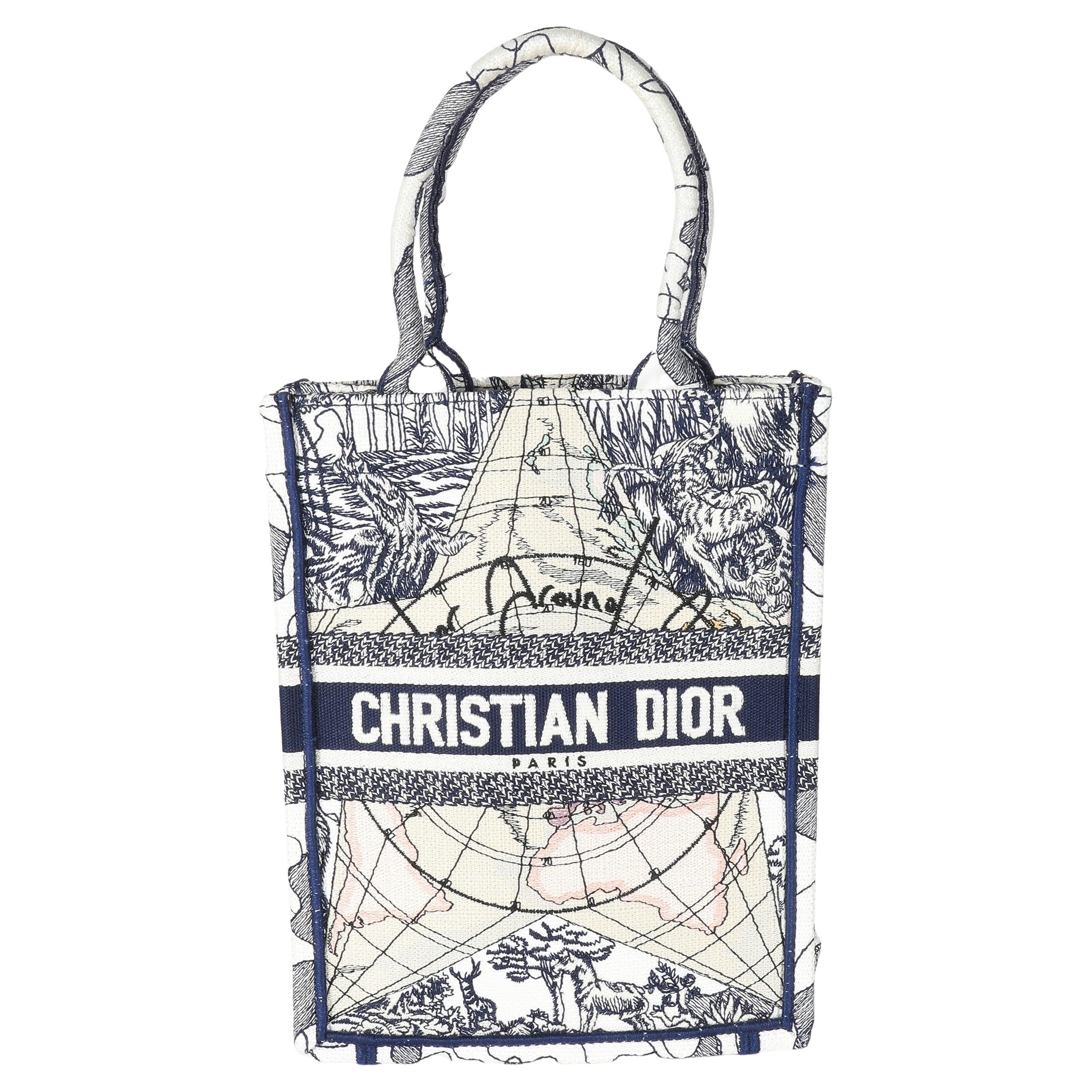 Christian Dior - Tote a libro verticale in tela ricamata blu e bianca