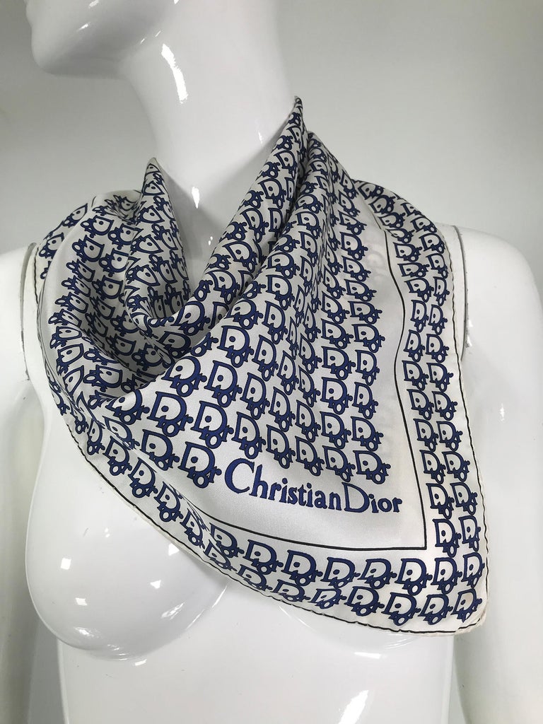 Christian Dior - Écharpe en soie bleue et blanche avec logo 18 1/8 po. x 18  1/2 po. En vente sur 1stDibs