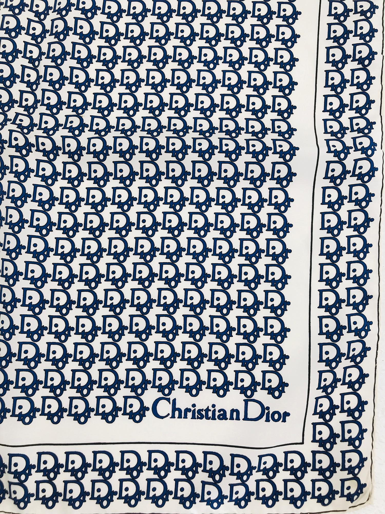 Christian Dior - Écharpe en soie bleue et blanche avec logo 18 1/8 po. x 18 1/2 po. Bon état à West Palm Beach, FL