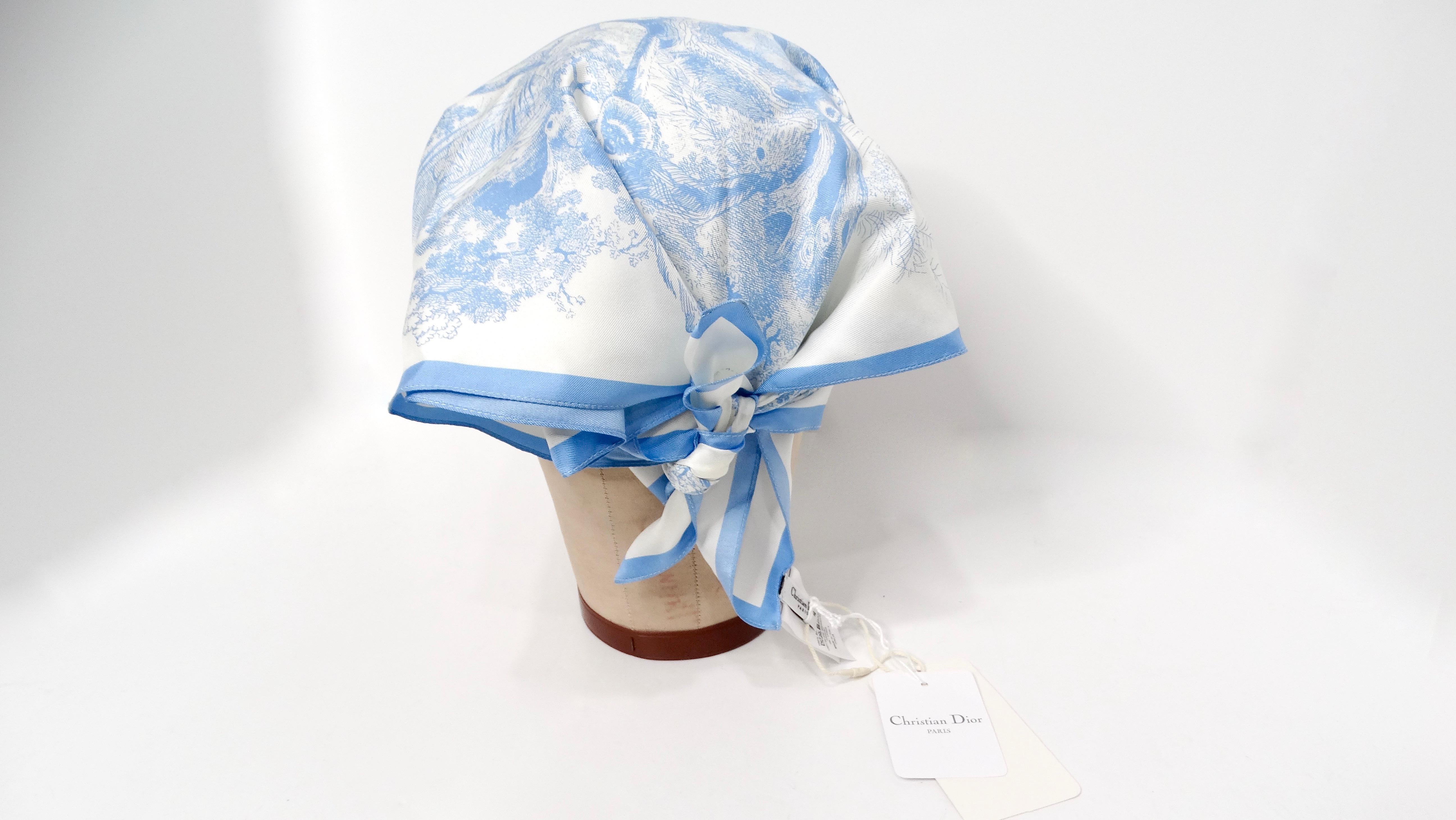 Abbraccia lo chic senza sforzo con questa splendida sciarpa-visiera di Christian Dior con stampa 
