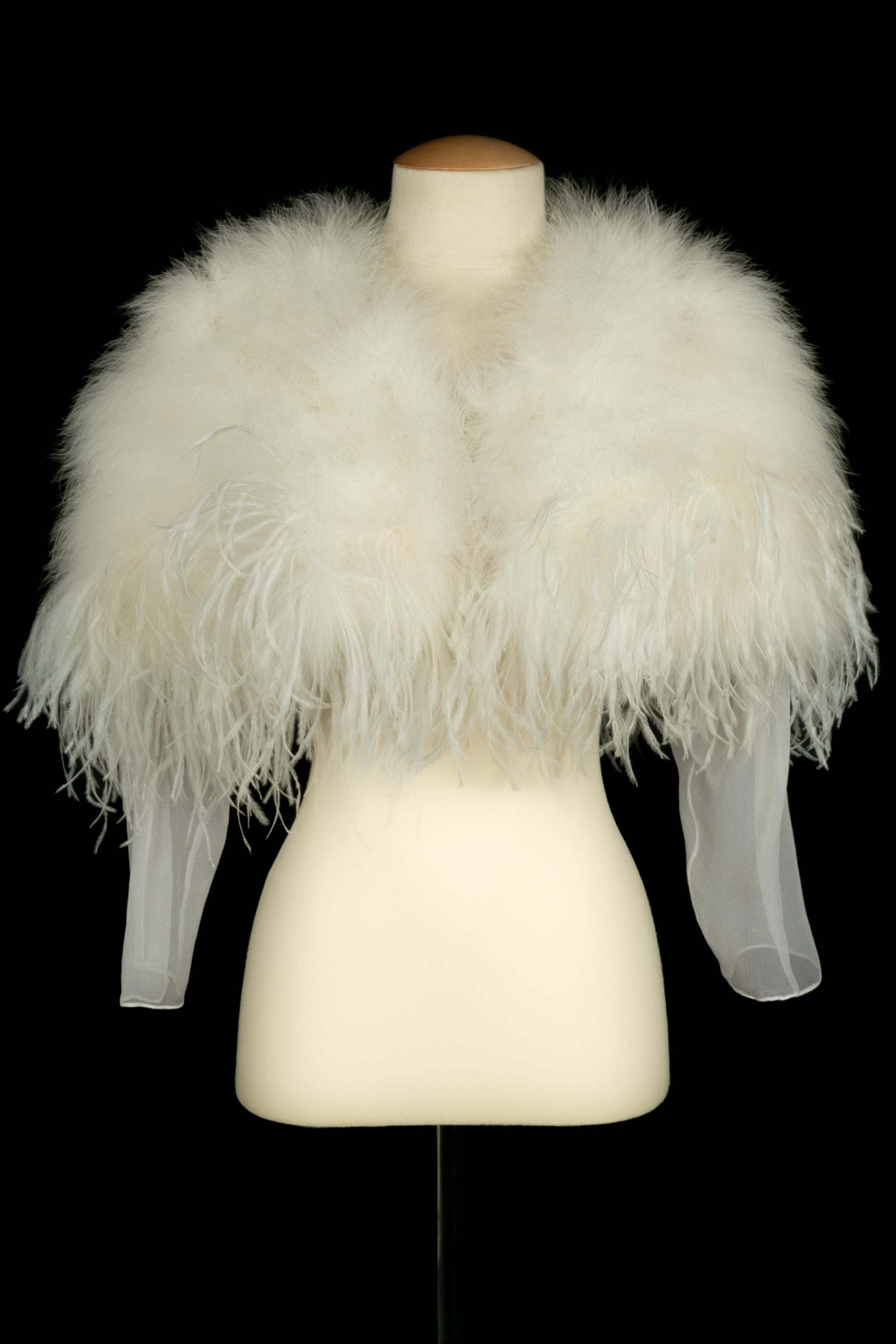 DIOR - (Fabriqué en France) Boléro avec plumes d'autruche et de dinde. Les manches et la doublure sont en soie blanche transparente. Taille unique.

Condit :
Très bon état.

Dimensions :
Largeur des épaules : 41 cm - Longueur des manches : 46 cm -