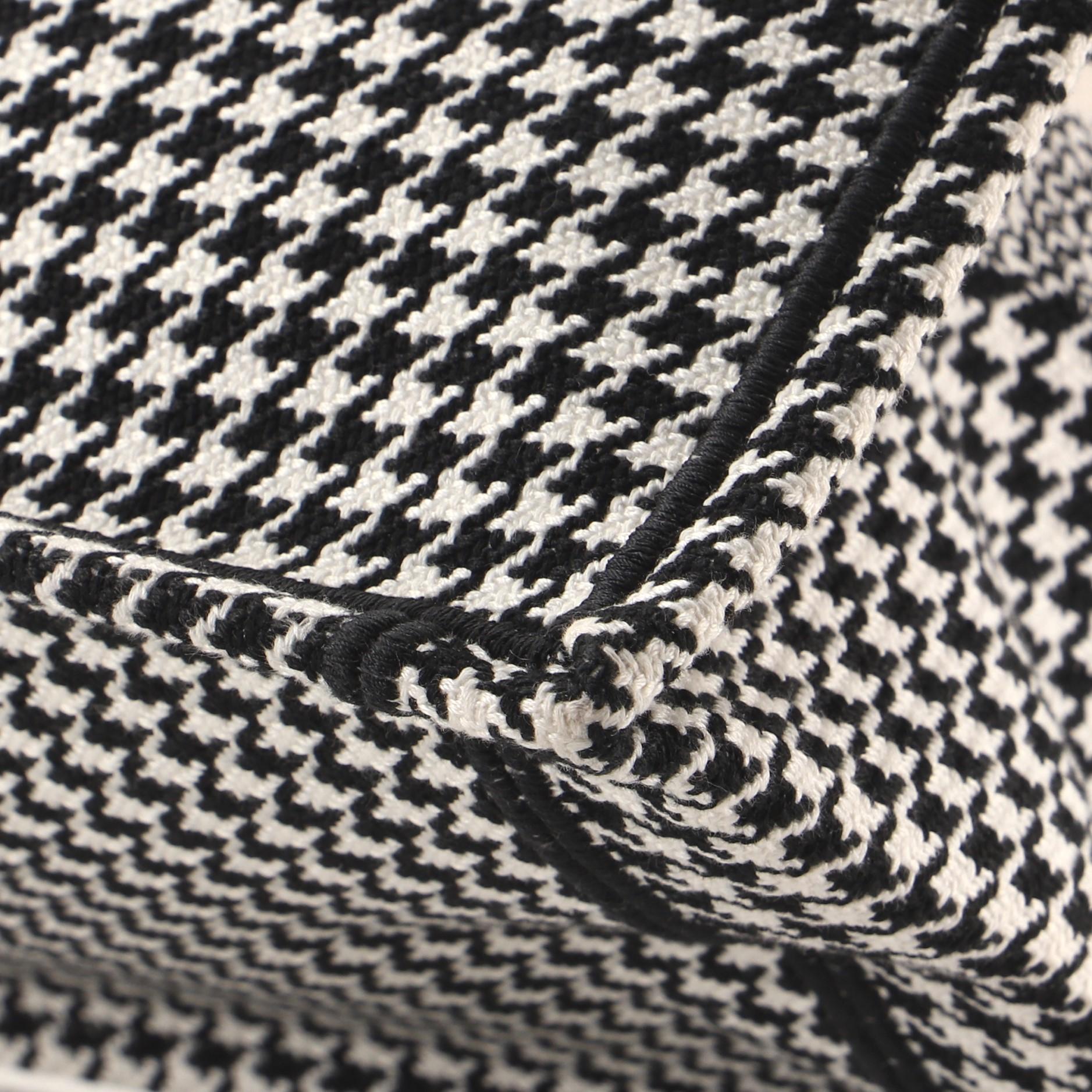 Christian Dior Buchtasche mit Hahnentrittmuster aus Segeltuch 1