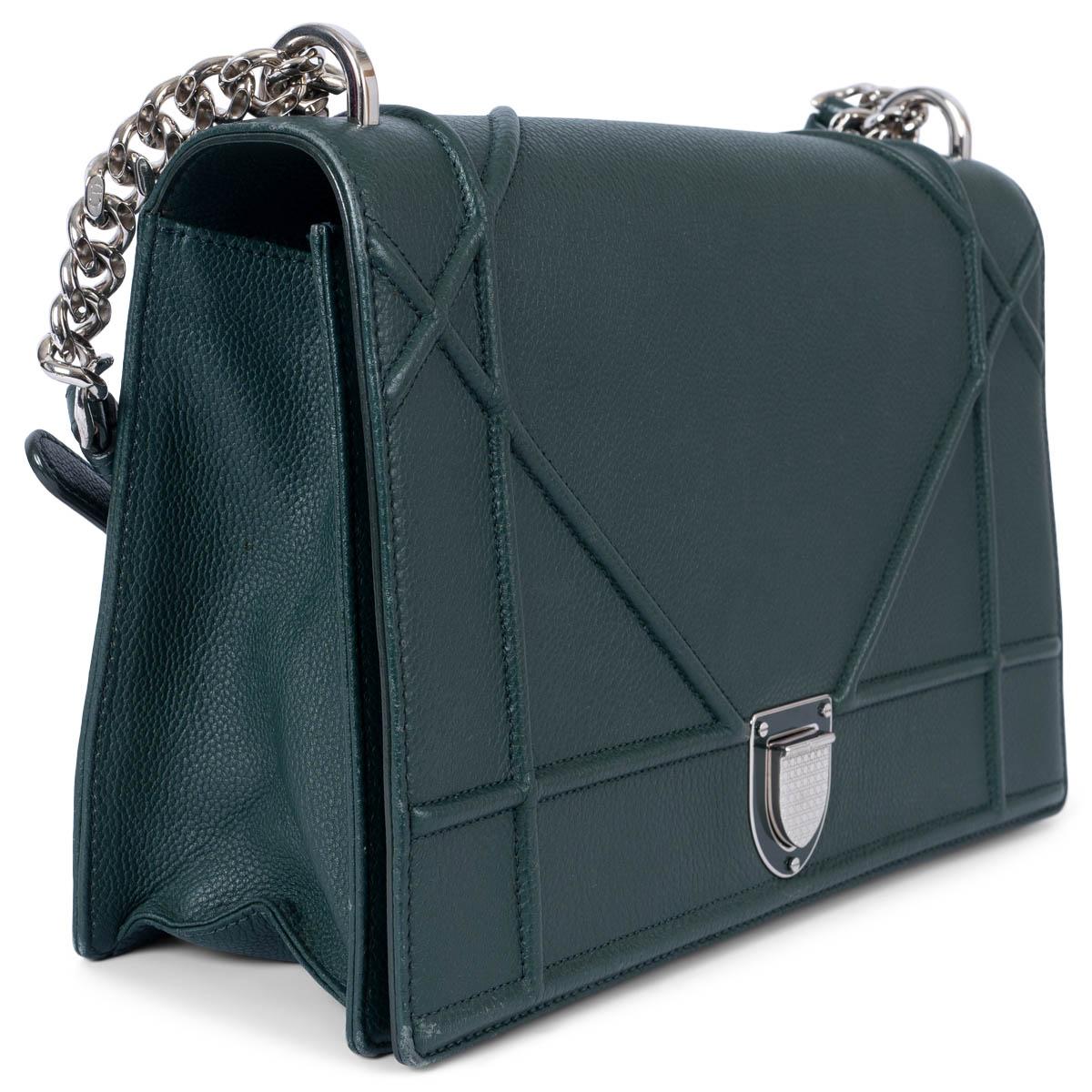 100% authentique Christian Dior Grand sac à bandoulière Diorama en veau grainé vert bouteille. Le modèle est recouvert du motif Cannage caractéristique de la marque et s'ouvre à l'aide d'une fermeture à poussoir sur le rabat. Doublé d'un tissu gros