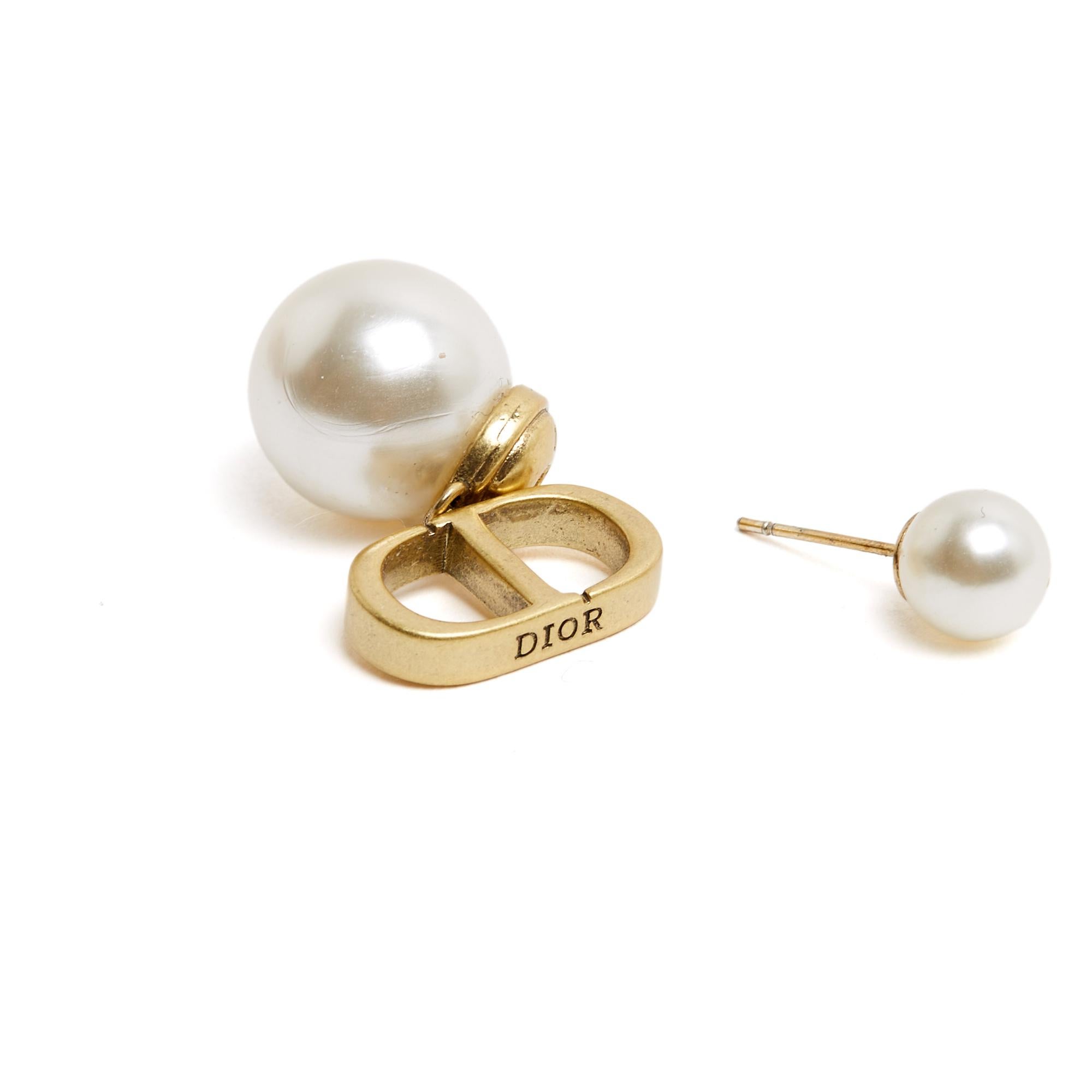 Dior Tribale Icone earring, sold individually, in gold-plated metal and fancy pearls. Diameter of the largest pearl 1.35 cm, diameter of the smallest 0.8 cm, dimensions of the CD 1.8 x 1 cm. The earring is in very good condition, still as rock,