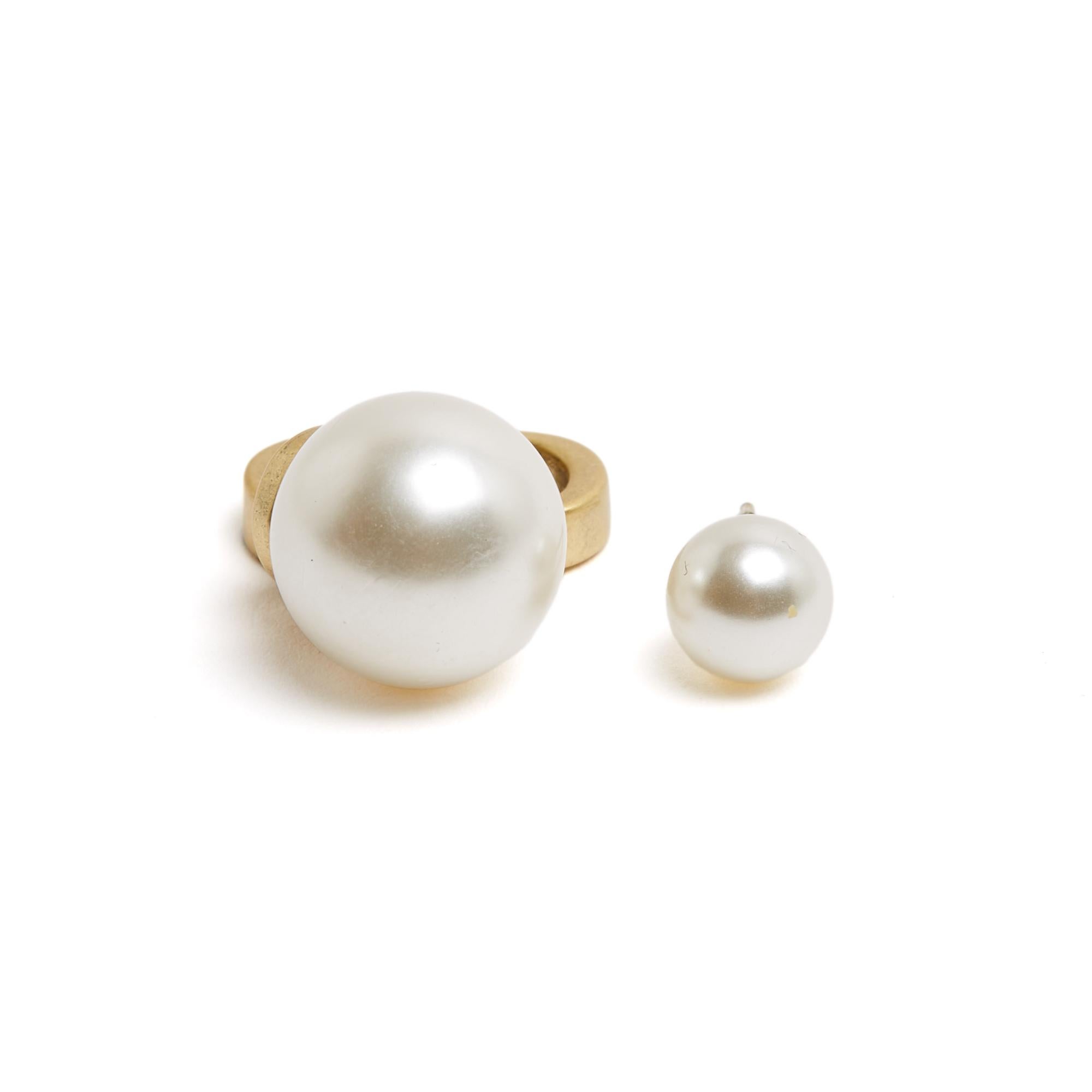 Christian Dior Boucle Mono Icone Tribale Golden CD Icon single Earring Stud In Excellent Condition In PARIS, FR