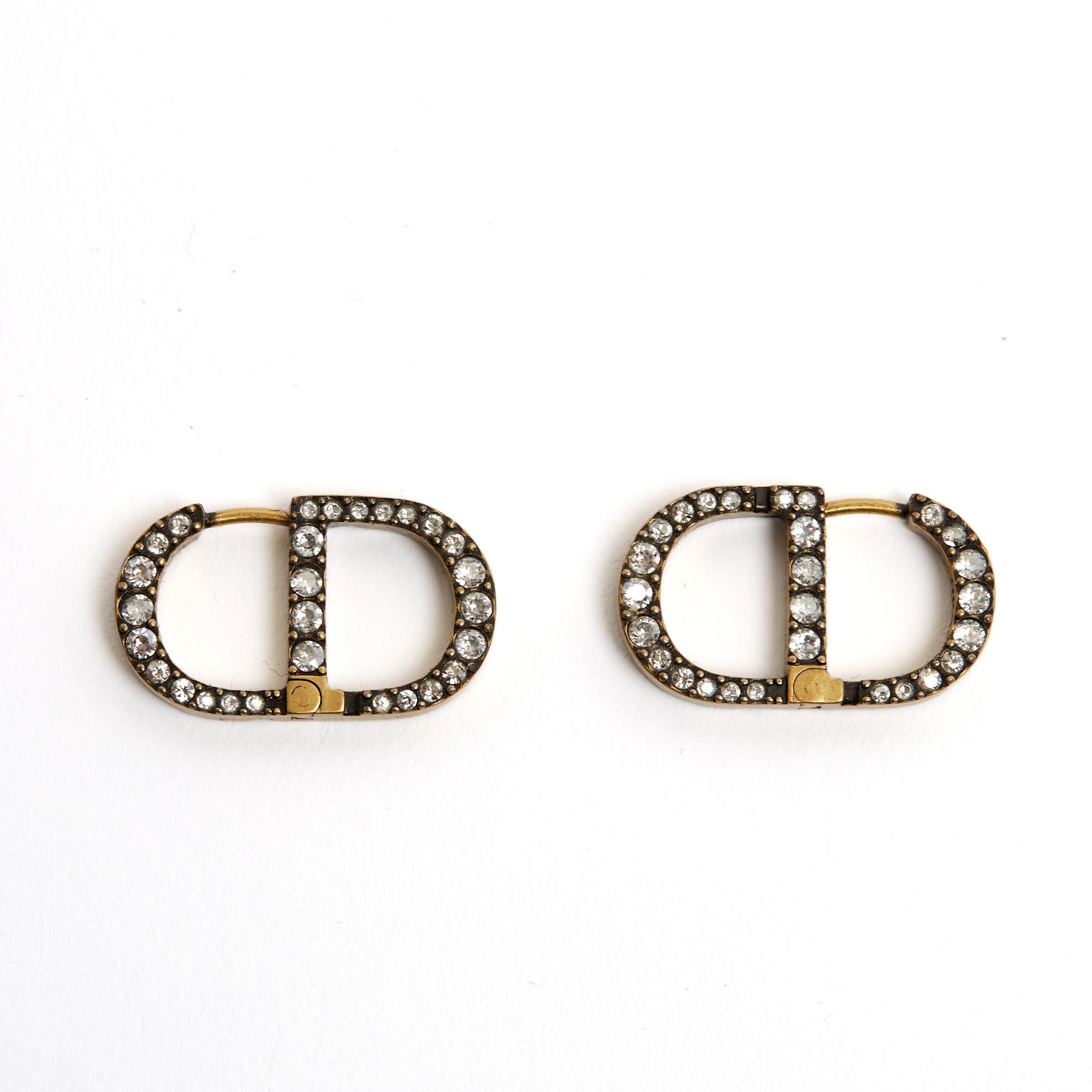 Christian Dior model 30 Montaigne earrings in blackened gold-plated metal and white rhinestones in an antique cut style. Width 2.45 cm x height 1.4 cm. The earrings are in very good condition, charming and rock.