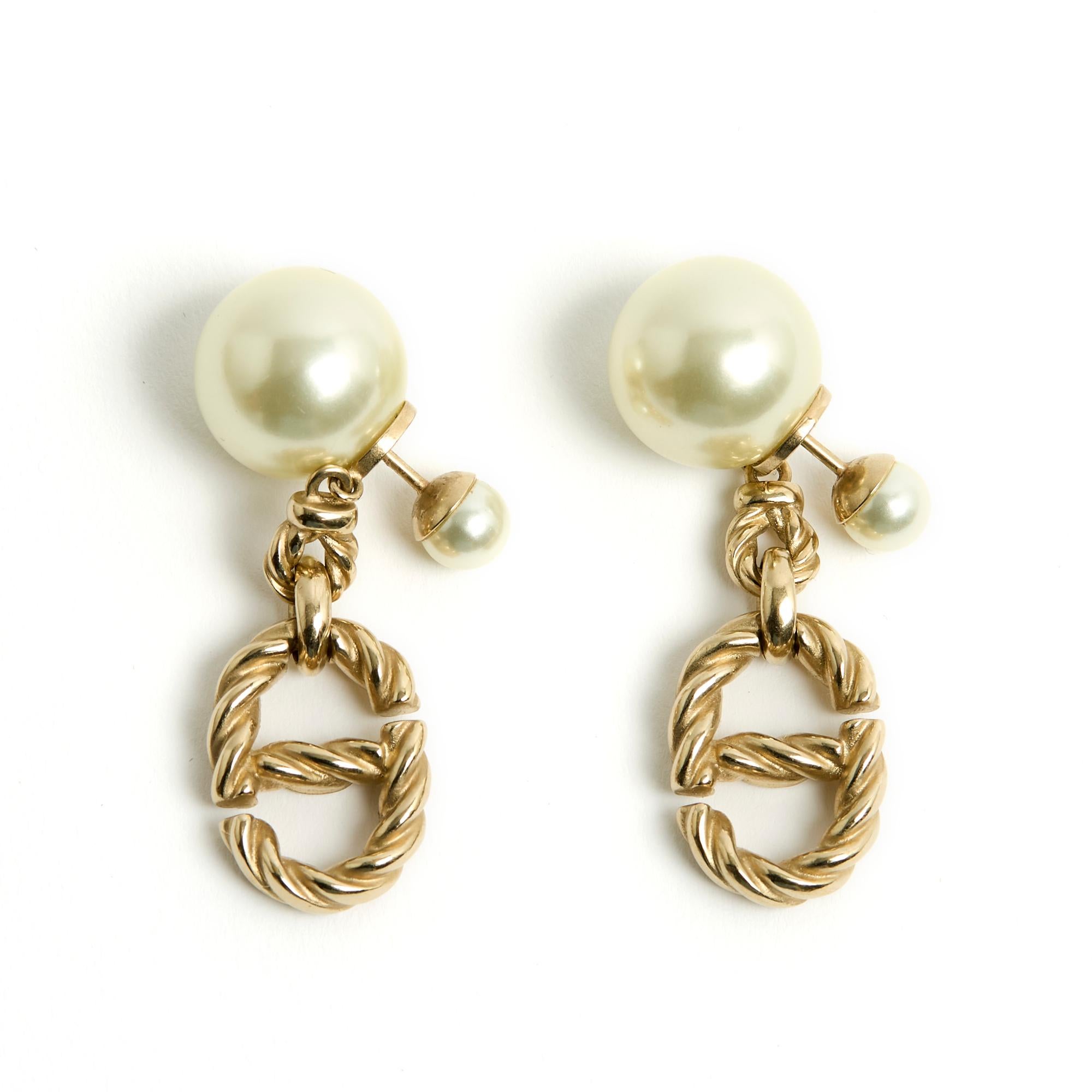 Dior Tribal stud earrings in gold-plated metal and fancy pearl decorated with a large twisted link. Total height of the earrings 4 cm, diameter of the largest pearl 1.4 cm. The earrings are in very good condition, chic and bright on the face.