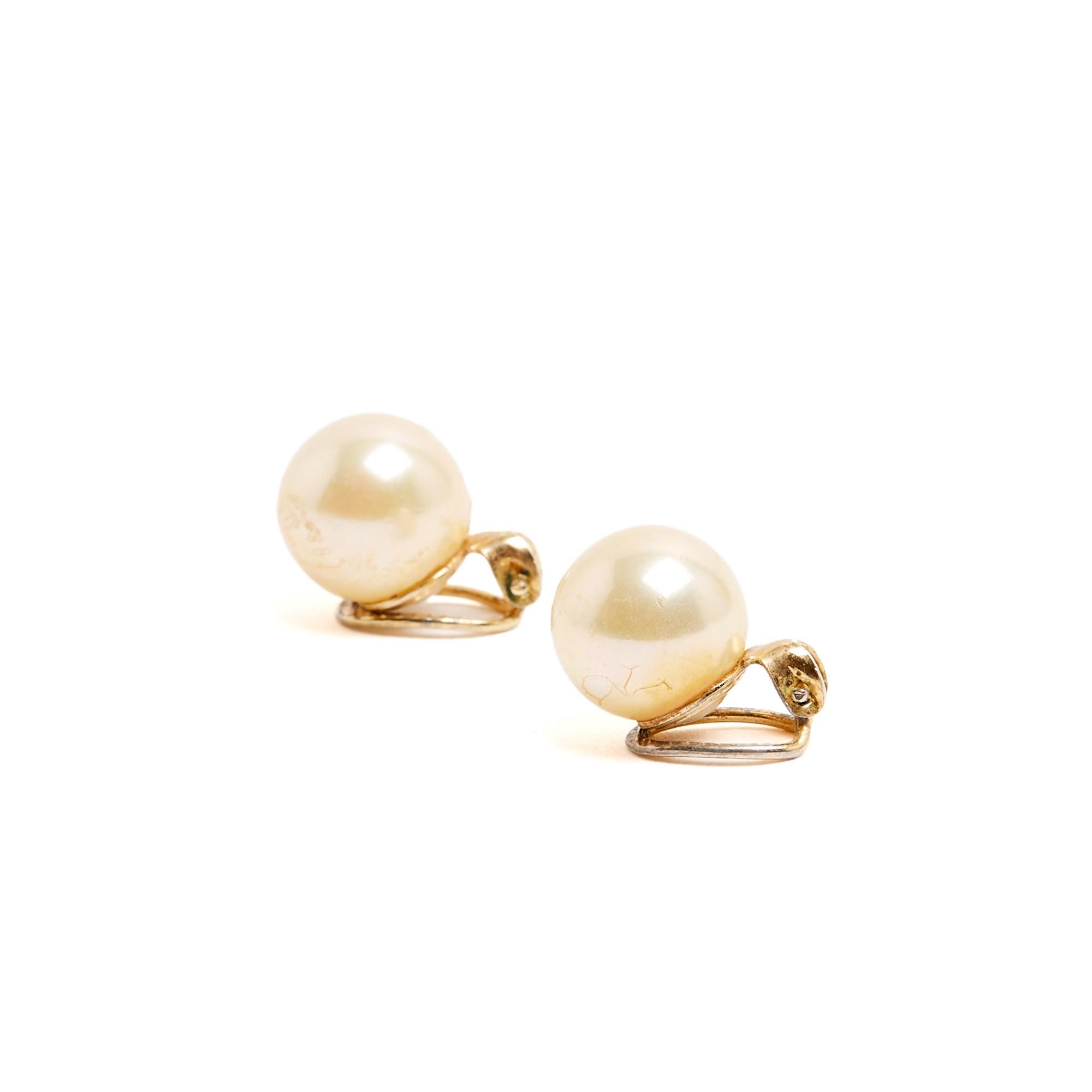 Pendientes de clip Christian Dior de alrededor de 1980, con un gran motivo decorativo de perlas. Diámetro 1,25 cm. Estos pendientes vintage están en excelente estado y tienen un aspecto impresionante cuando se llevan puestos.