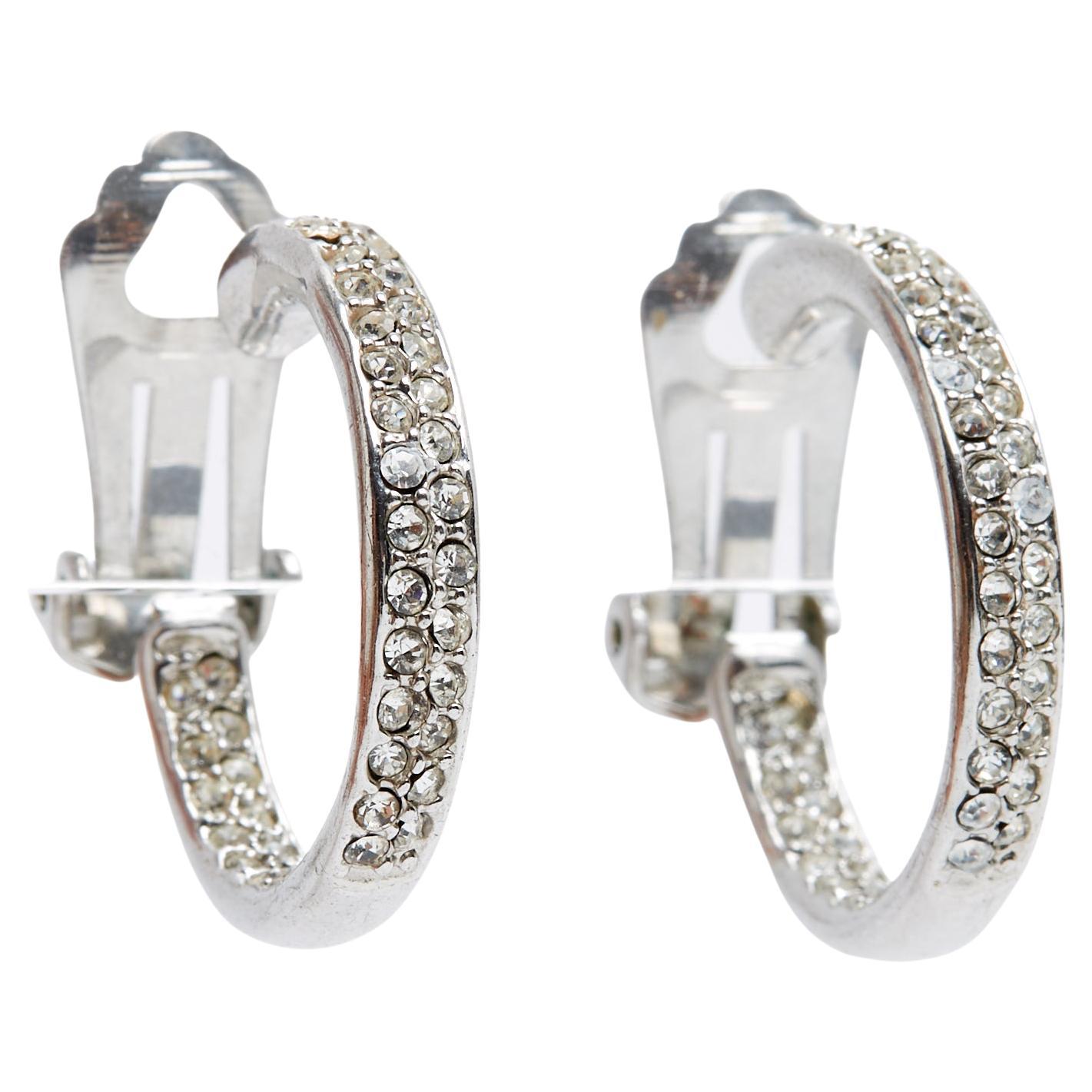 Christian Dior Boucles Oreille Creoles Strass CD Orecchini in metallo con clip su cerchi