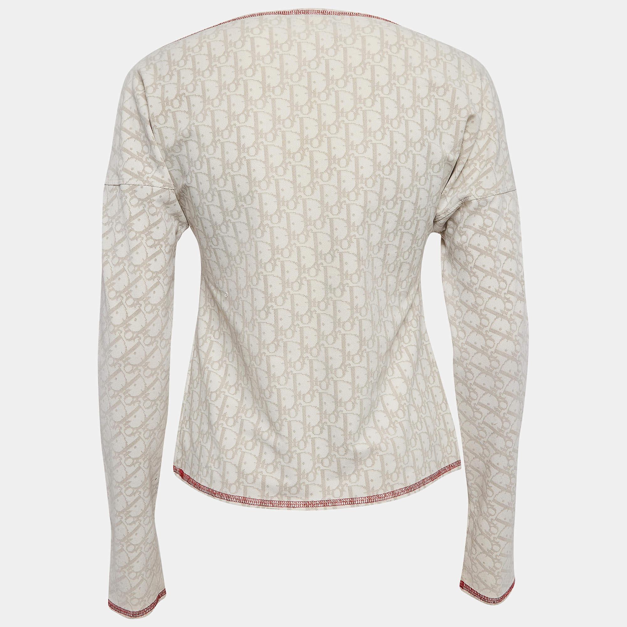 Find great style and comfort while wearing this designer top. Tailored using the best fabrics, the creation has been given immense detail. Style it with a pair of jeans and flats.