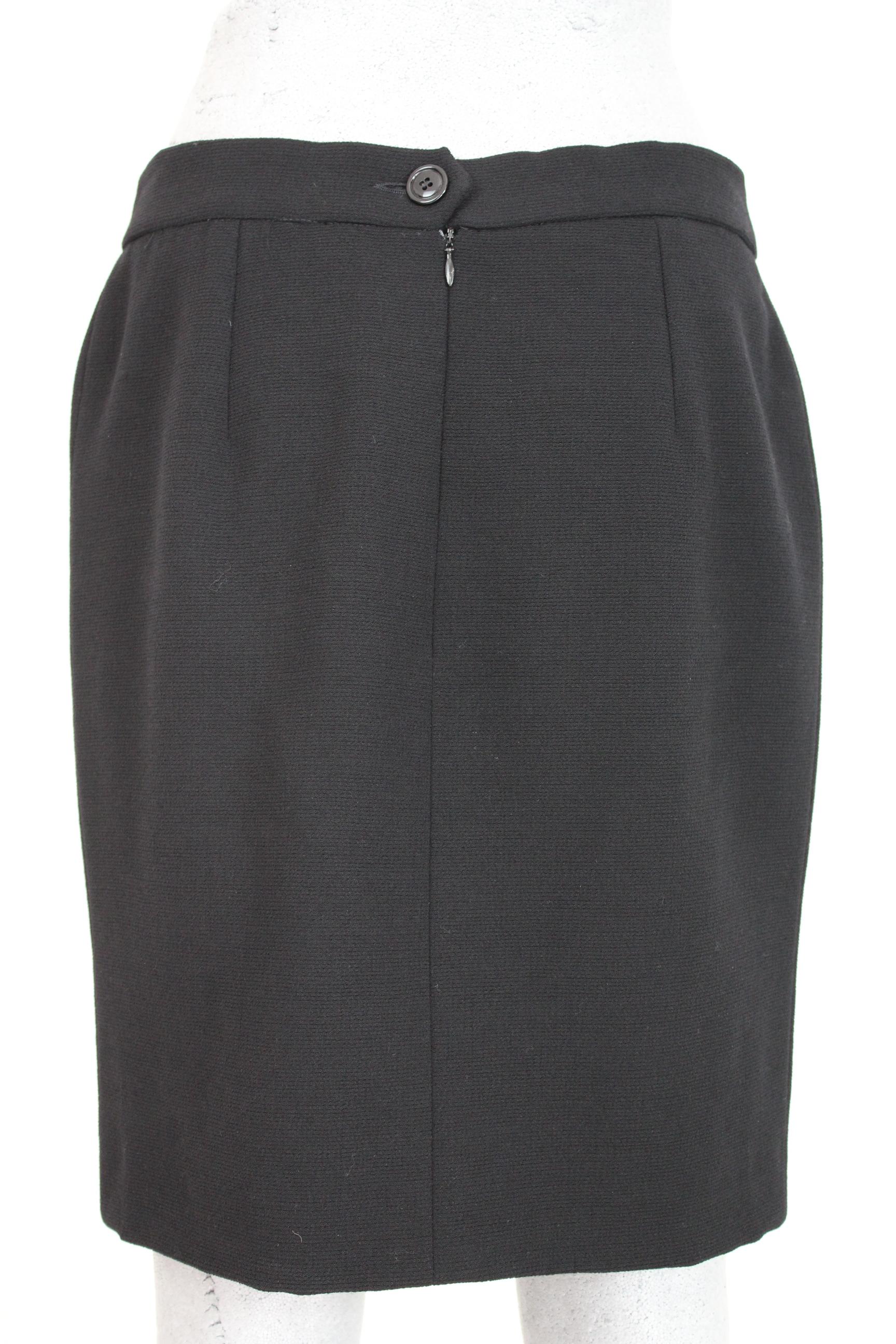 Christian Dior Boutique vintage 80s skirt. Short skirt on the knee, elegant sheath model, black color, in wool. Zip and button closure. Numbered skirt: 37041. Made in France. Excellent vintage conditions.

Size: 44 It 10 Us 12 Uk

Skirt waist: 37