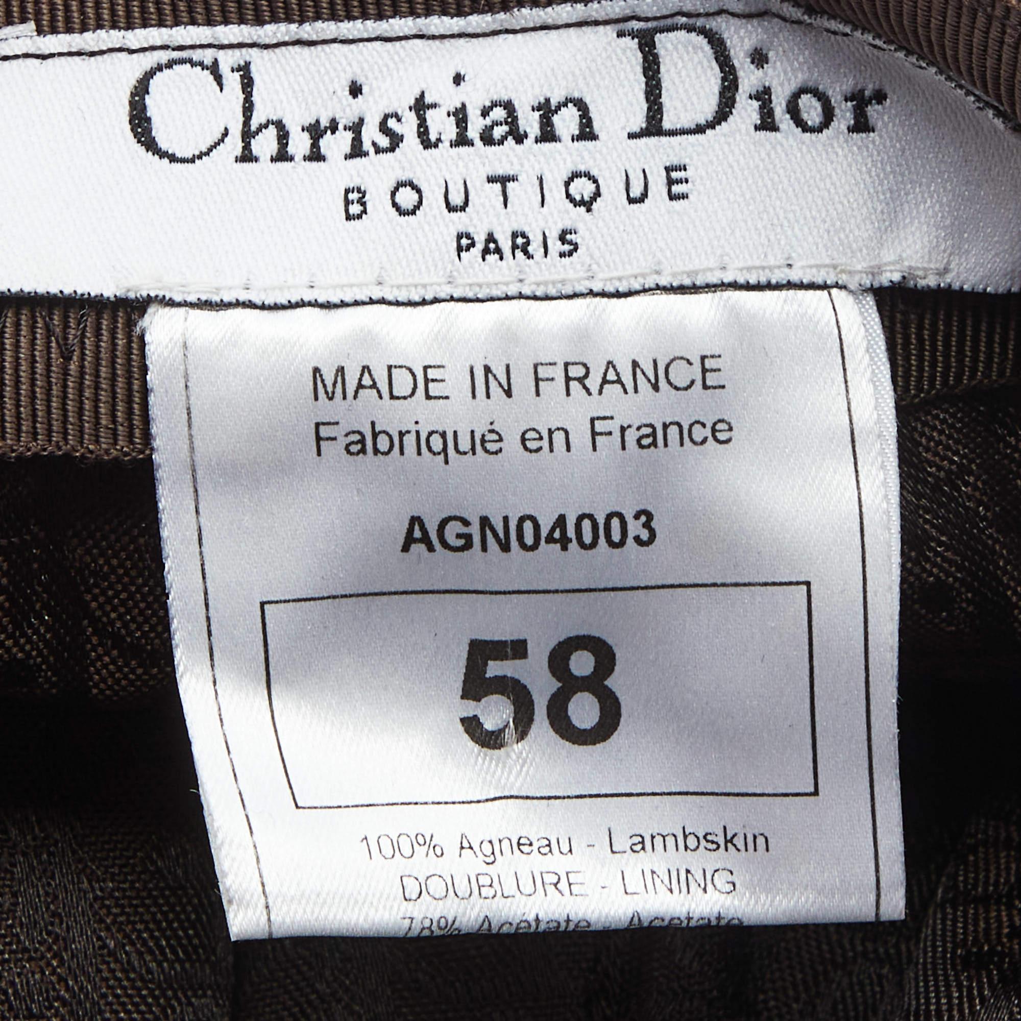 Christian Dior Boutique Brown Chapeau Newsboy en cuir gaufré Taille 58 en vente 2
