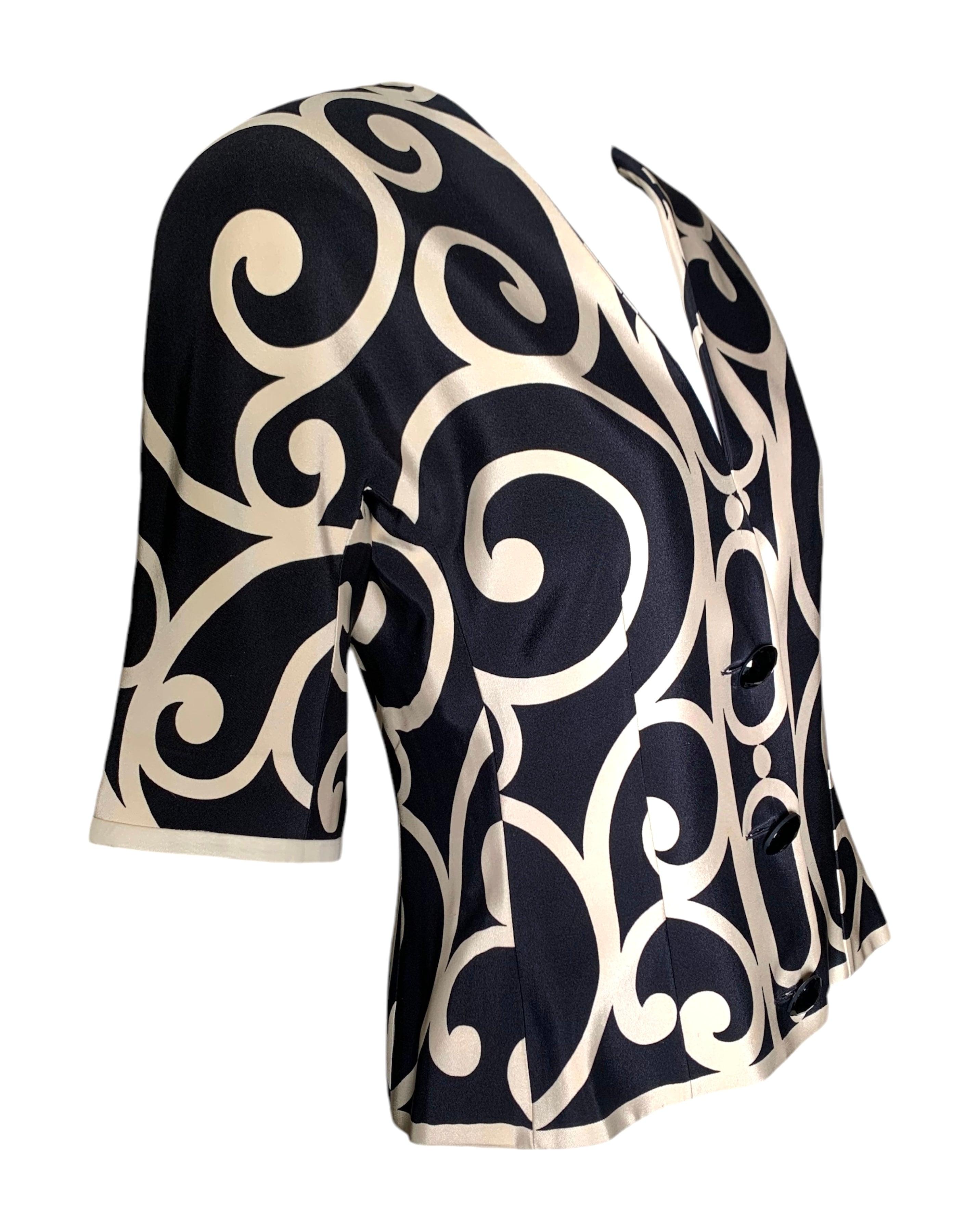 Christian Dior Boutique Jumbo geschmiedet Eisen Druck Creme und schwarzer Seide Bluse oder Jacke. Um 1990er. Raffinierte Silhouette mit nahtlosen Schulterpads. Drei Knöpfe, ein Druckknopf und ein Hakenverschluss.  Vollständig mit Seide gefüttert.
