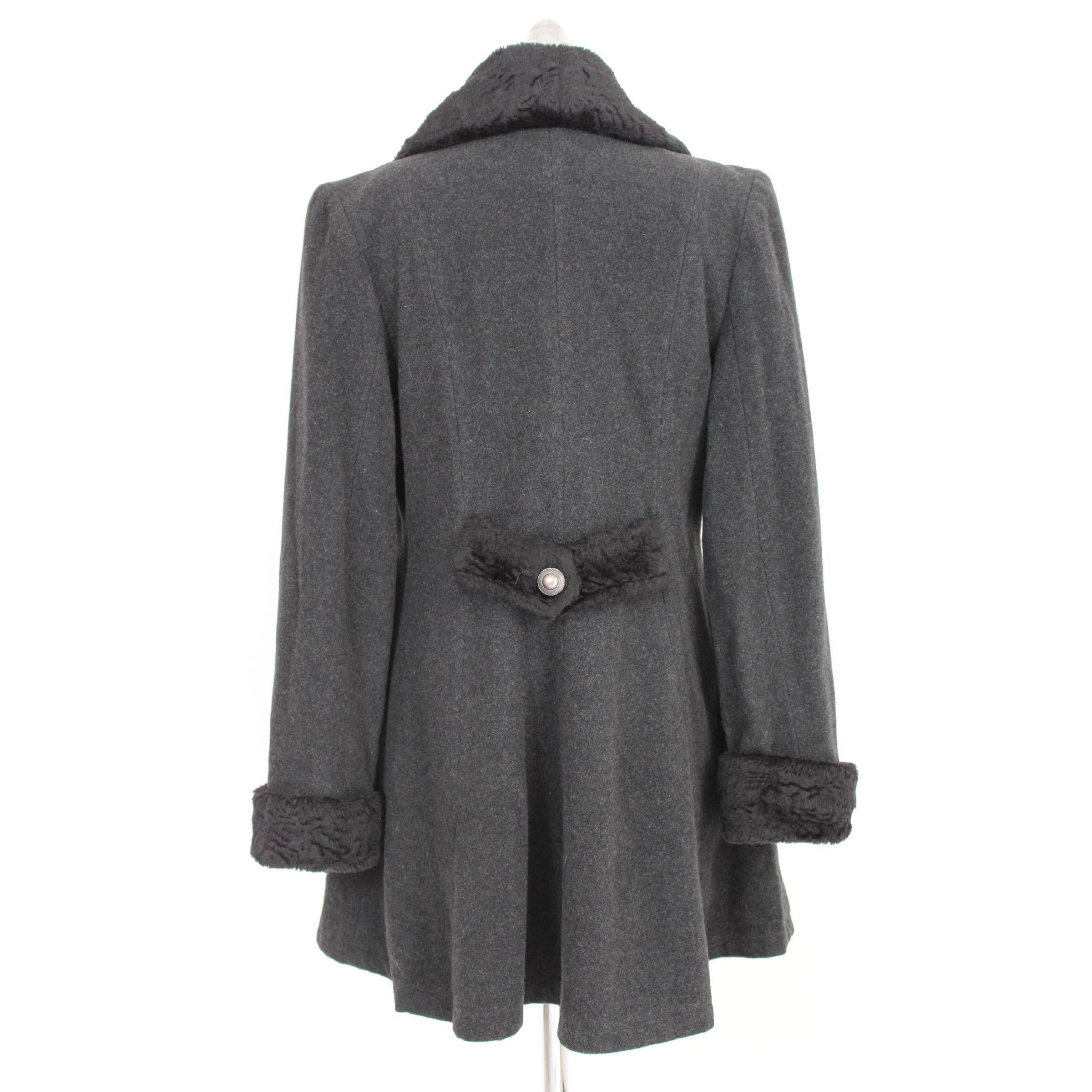 Christian Dior Boutique vintage 80s women's coat. Double-breasted model in anthracite gray, wool fabric with black faux fur collar and cuffs. Lined interior. Made in France. Excellent vintage condition.

Size: 46 It 12 Us 14 Uk

Shoulder: 46
