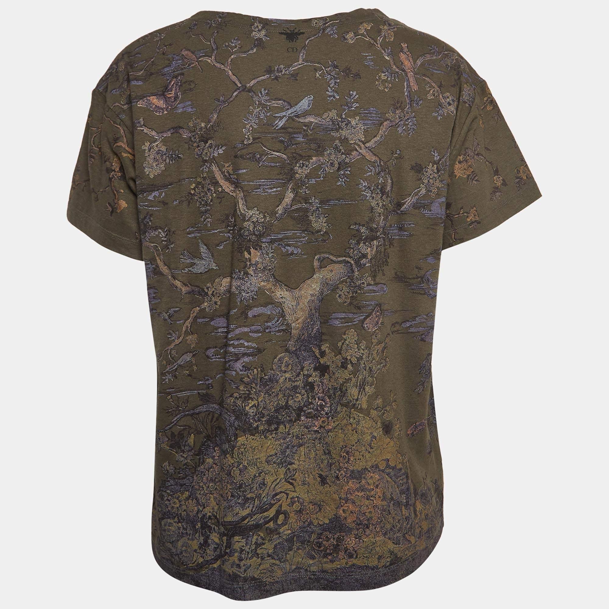 Obtenez le confort et le style décontracté adéquat avec ce T-shirt de créateur. Conçue pour être fiable et durable, cette création présente une encolure simple et des détails signature. 