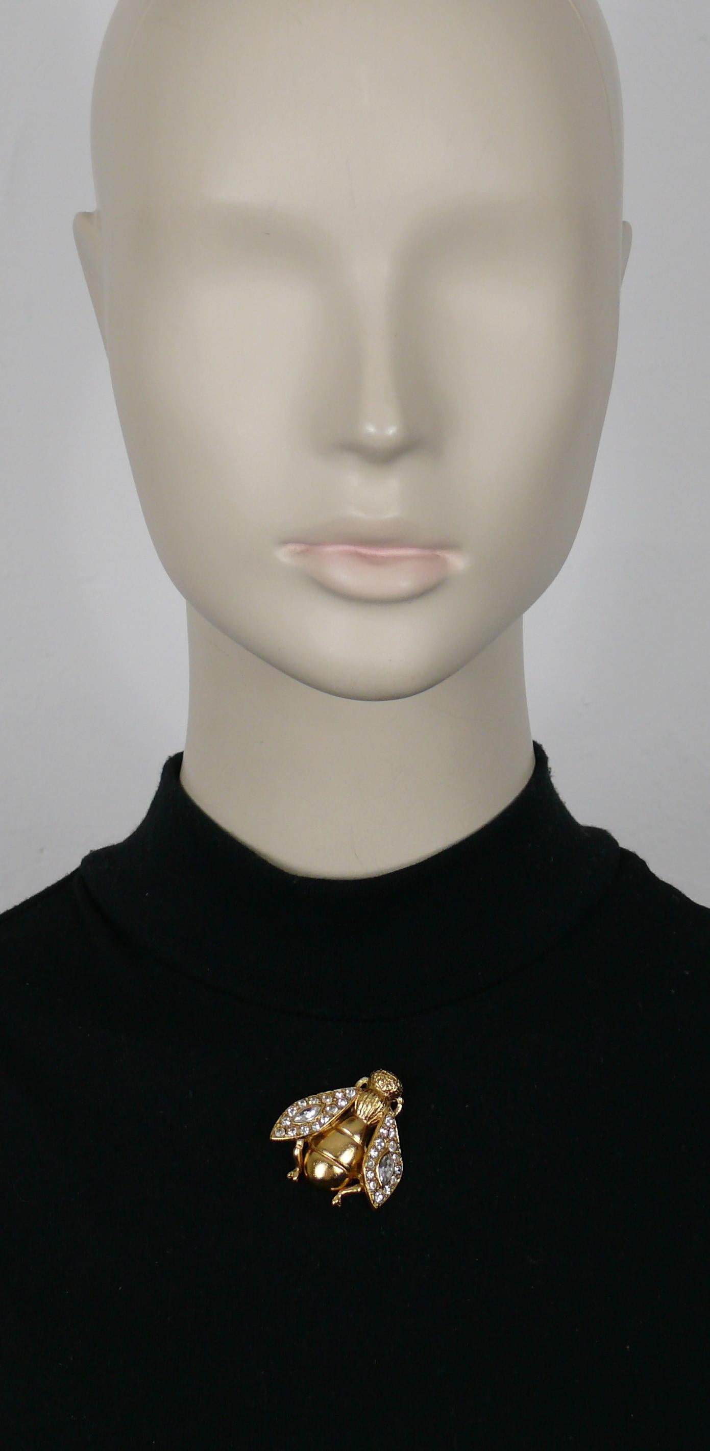 CHRISTIAN DIOR Boutique iconique broche abeille en ton or rehaussée de cristaux clairs.

INFORMATIONS IMPORTANTES
Cette broche est accompagnée d'une paire de boucles d'oreilles en forme d'abeille, ces boucles d'oreilles ne sont pas marquées (mais