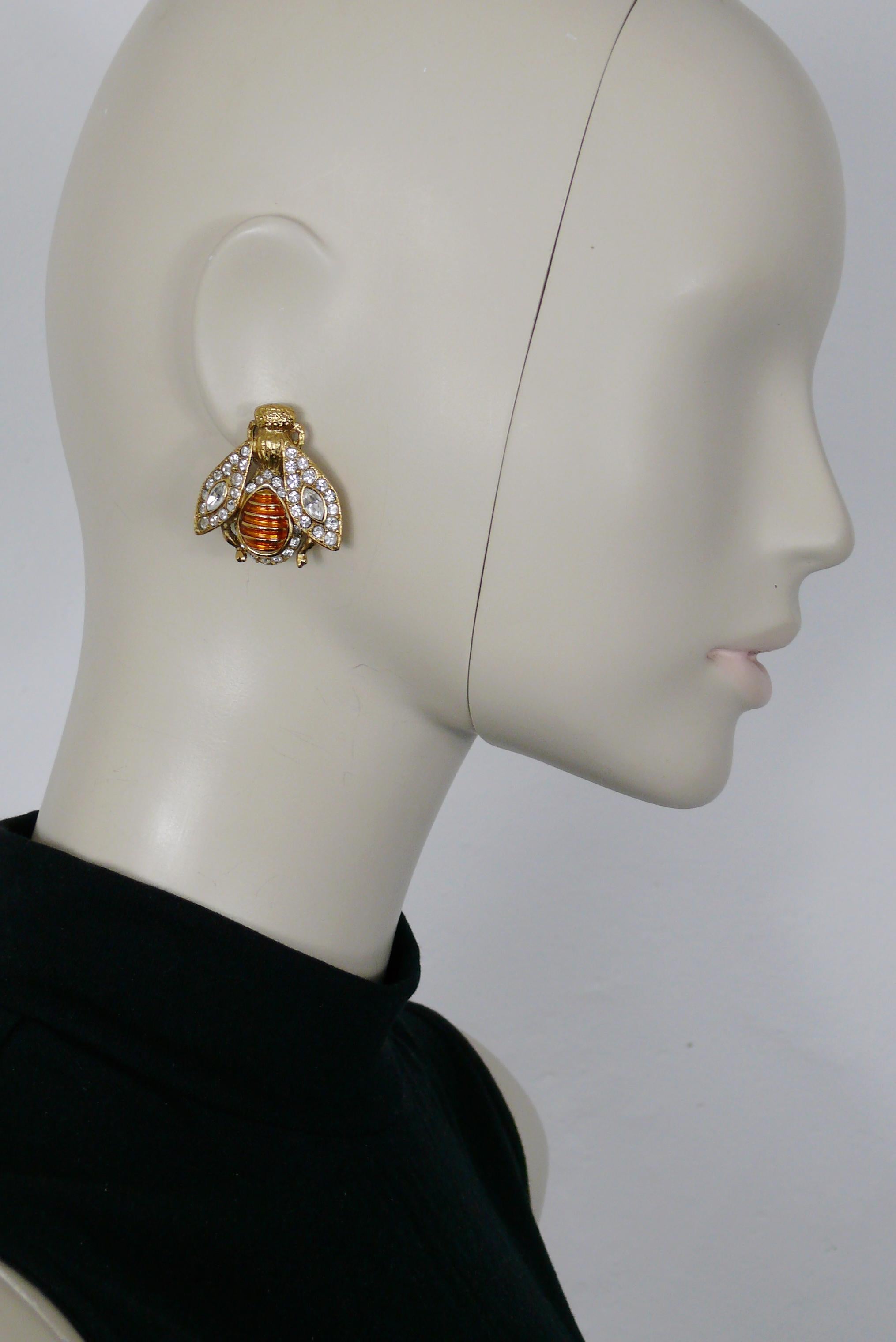 CHRISTIAN DIOR iconic gold toned bee clip-on earrings embellished with orange enamel and clear crystals.

Marked CHRISTIAN DIOR Boutique.

Indicative measurements : max. height approx 3.6 cm (1.42 inches) / max. width approx. 3.3 cm (1.30