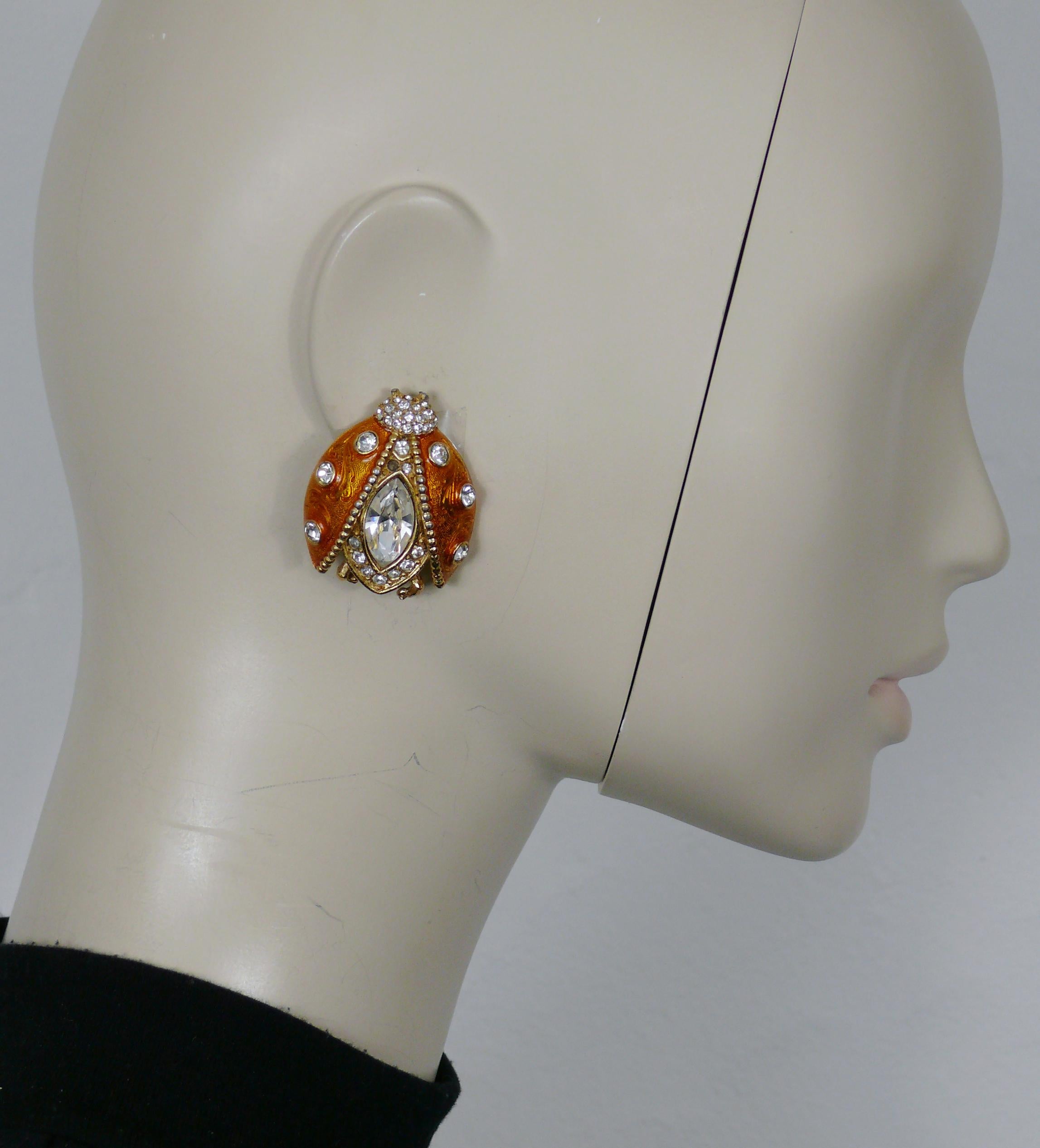 CHRISTIAN DIOR ikonische goldfarbene Marienkäfer-Ohrringe mit orangefarbener Emaille und klaren Kristallen verziert.

Markiert CHRISTIAN DIOR Boutique.

Ungefähre Maße: max. Höhe ca. 3,9 cm (1,54 Zoll) / max. Breite ca. 3,3 cm (1,30