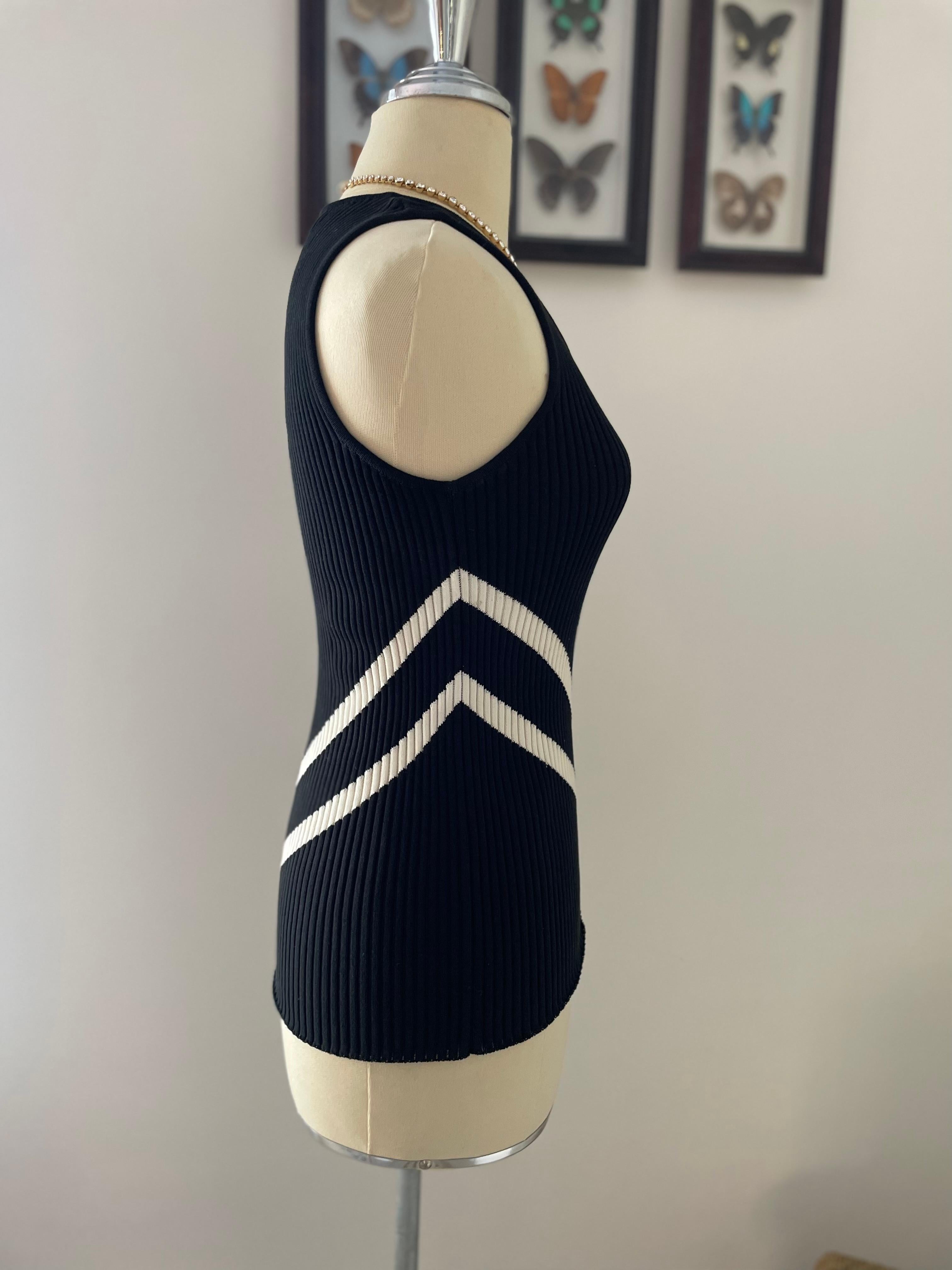 Dieses wunderschöne, schwarz-weiß gestreifte, dehnbare Vintage-Top von Christian Dior aus den 1990er Jahren ist ein zeitloses Stück, das das Erbe der Marke an Eleganz und High Fashion verkörpert. 100% Baumwolle. Das Label auf der Innenseite des