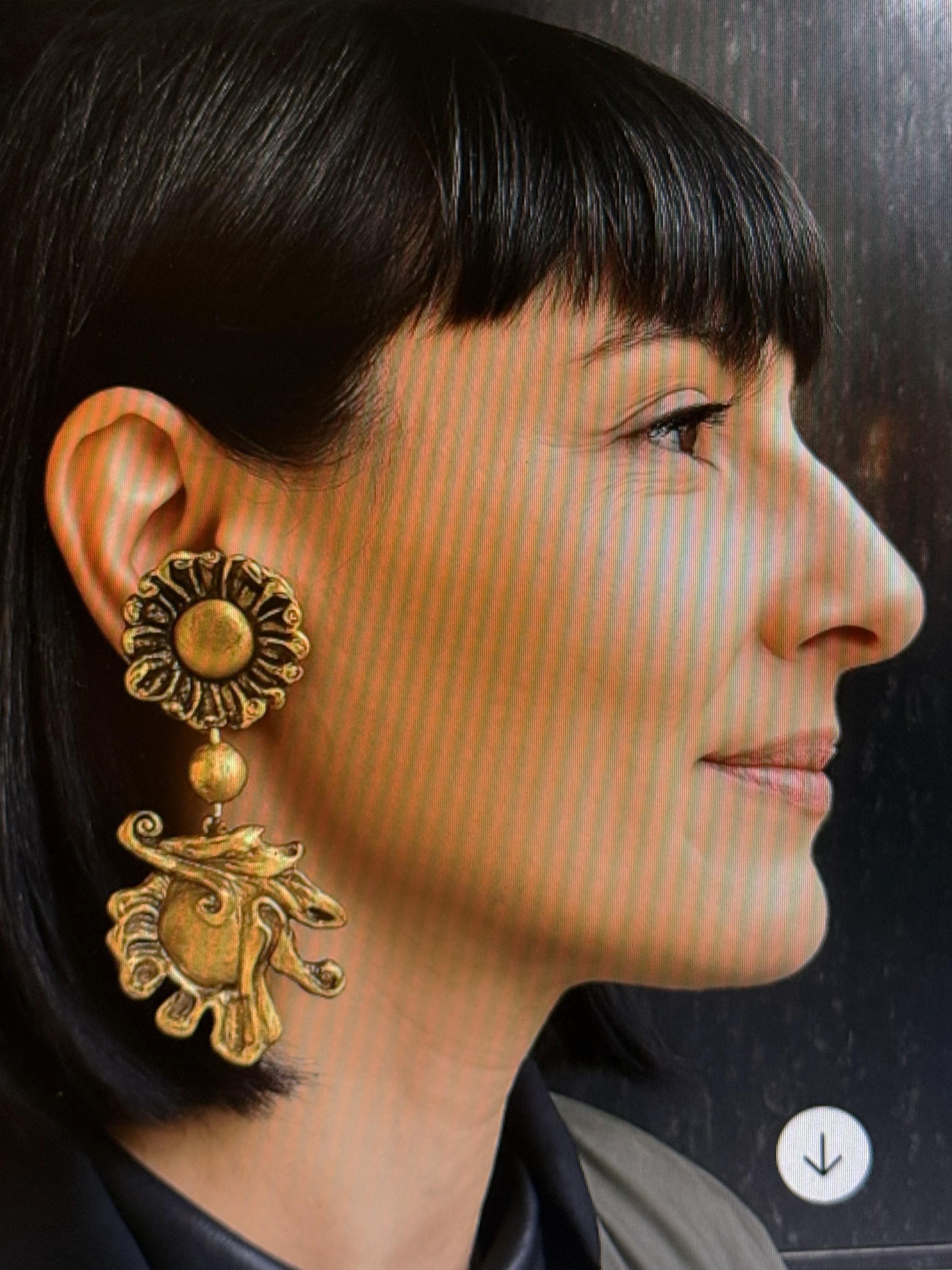 Georges Christian Dior Boutique Paris clip-on earring, base metal. 

Dimensions:
Earring legth  10 cm 
Width of the upper rosette: 3 cm in diameter.
The baroque rosette, suspeded from a sphere, measures 4,5 x 5 cm 

Beautiful, elegant cli--on