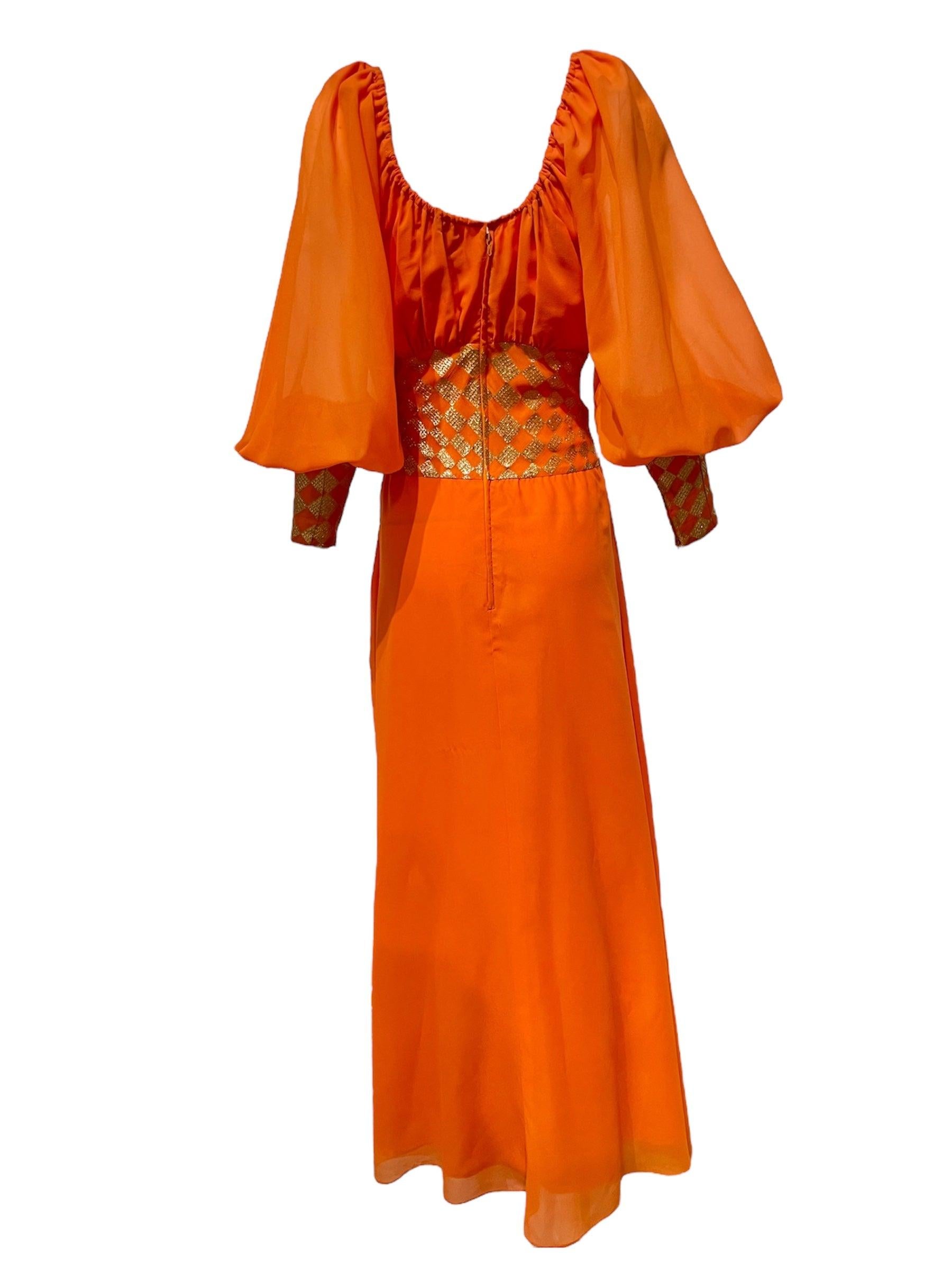 Christian Dior Boutique P/E 1968 collezione 'Byzantine' di Marc Bohan.  Maniche a vescovo e profondo collo arricciato. Chiffon di poliestere arancione mandarino con ricamo argyle in lamé oro sui polsini e sotto la linea del busto fino alla vita. Il