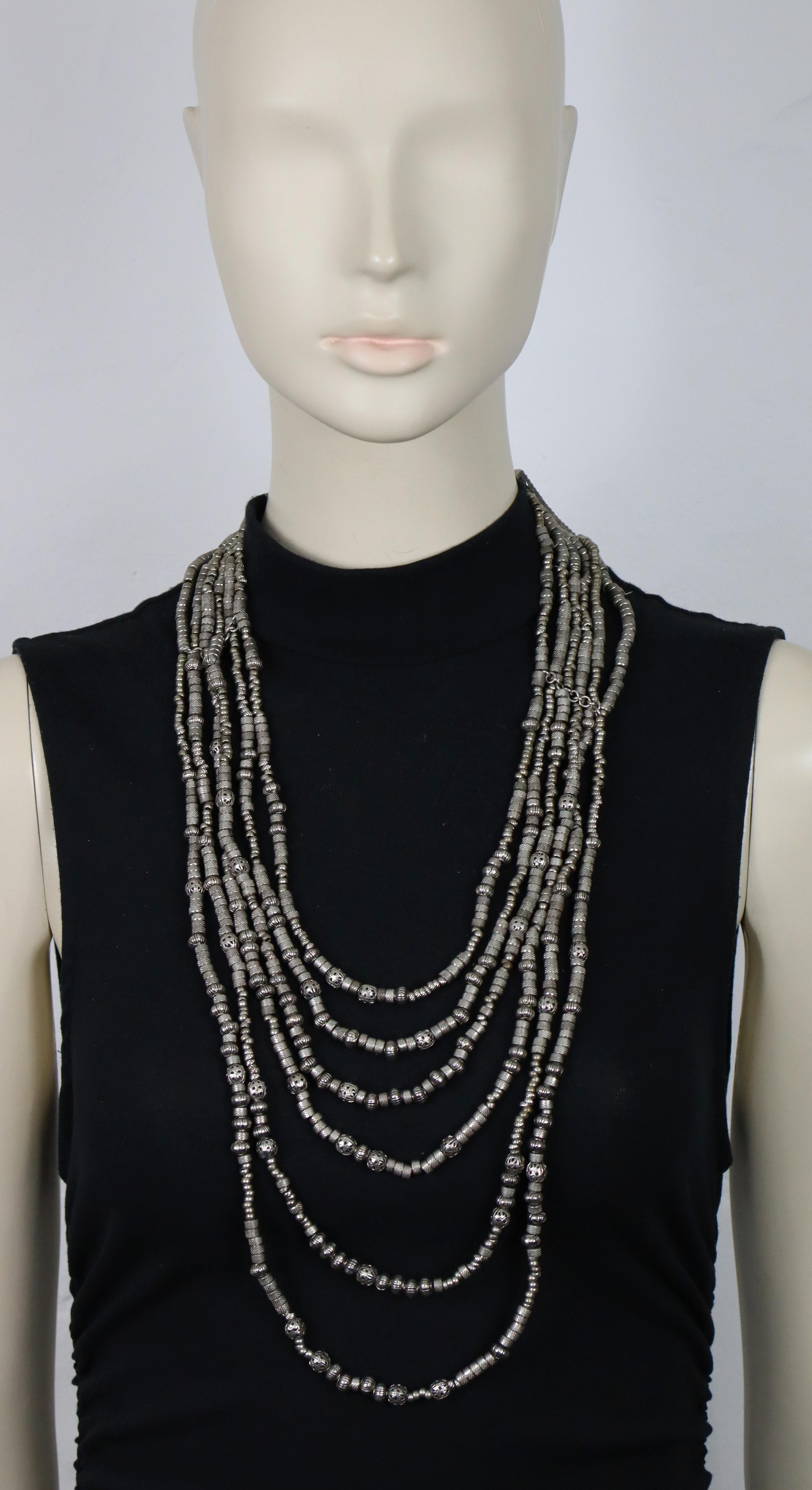 CHRISTIAN DIOR BOUTIQUE collar de varias vueltas en tono plateado envejecido vintage raro, formado por un conjunto de varias cuentas de metal.

Cierre de gancho ajustable.

Boutique CHRISTIAN DIOR en relieve.

Medidas orientativas: longitud
