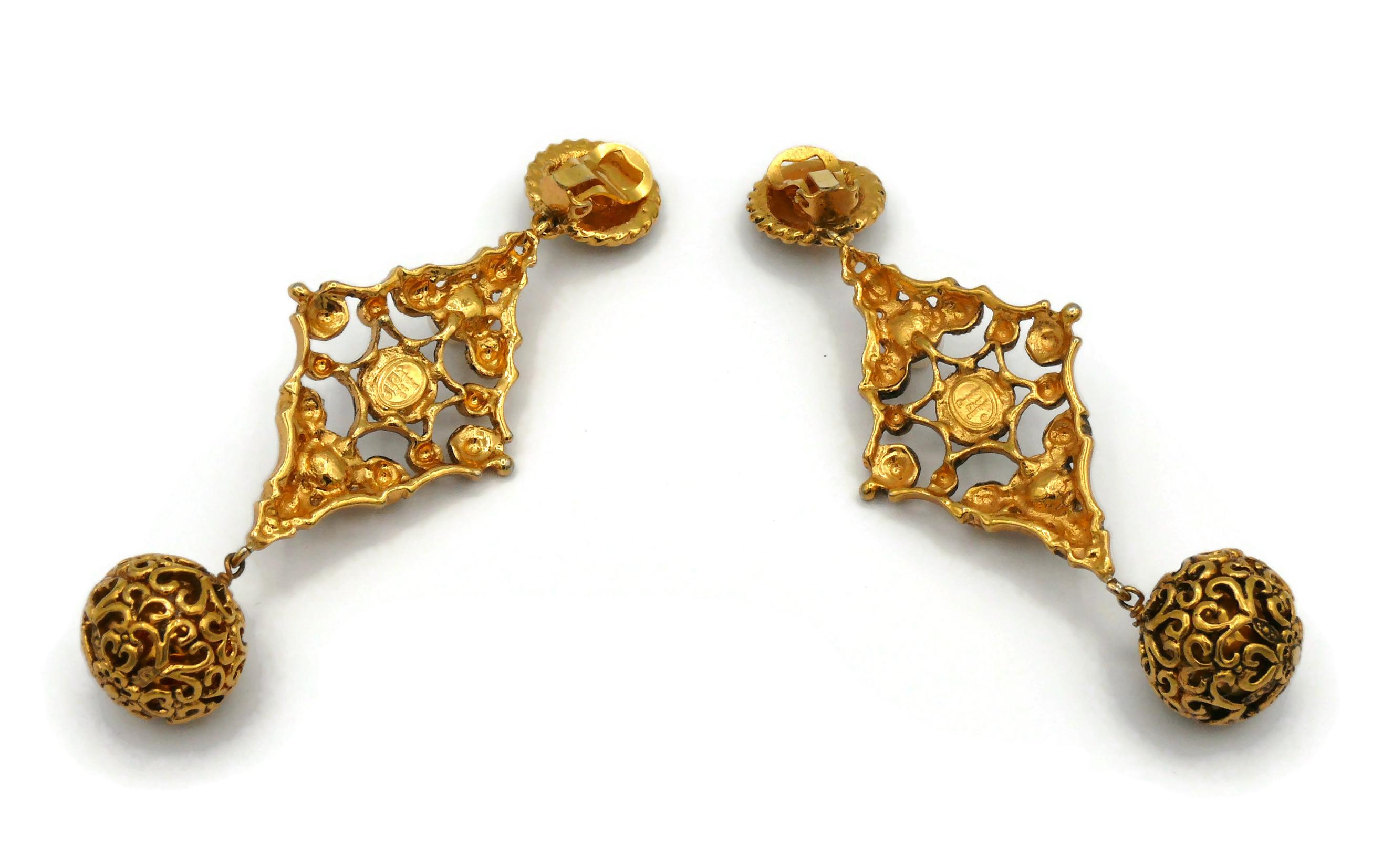 CHRISTIAN DIOR Boutique Vintage Etruscan Inspired Dangling Earrings In Good Condition For Sale In Nice, FR