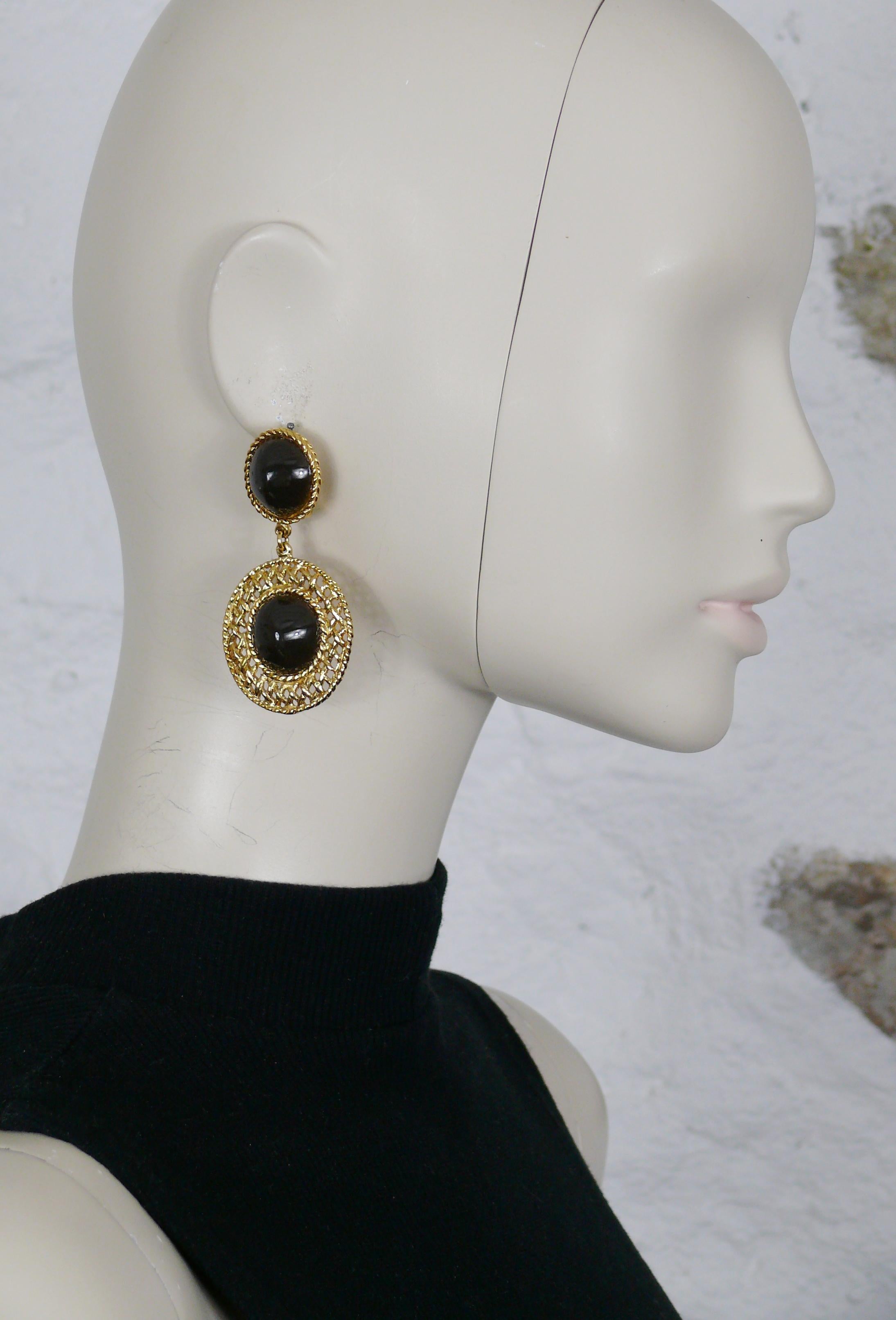 CHRISTIAN DIOR vintage gold tone dandling earrings (clip on) featuring a canework design and deep brown color resin cabochons.

Marked CHRISTIAN DIOR BOUTIQUE.

Indicative measurements : height approx. 6.9 cm (2.72 inches) / max. width approx. 3.3
