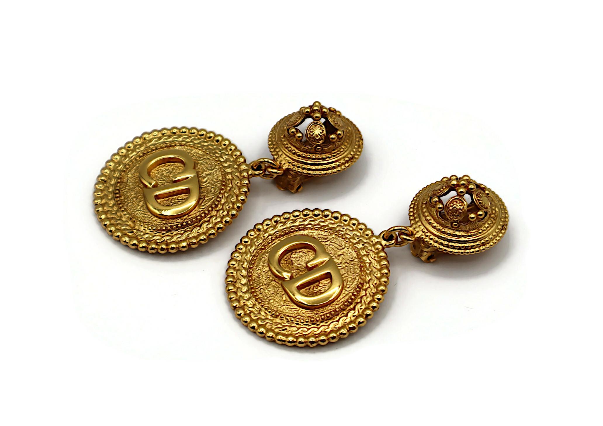 CHRISTIAN DIOR Boutique Boucles d'oreilles pendantes vintage logo CD couleur or Bon état - En vente à Nice, FR