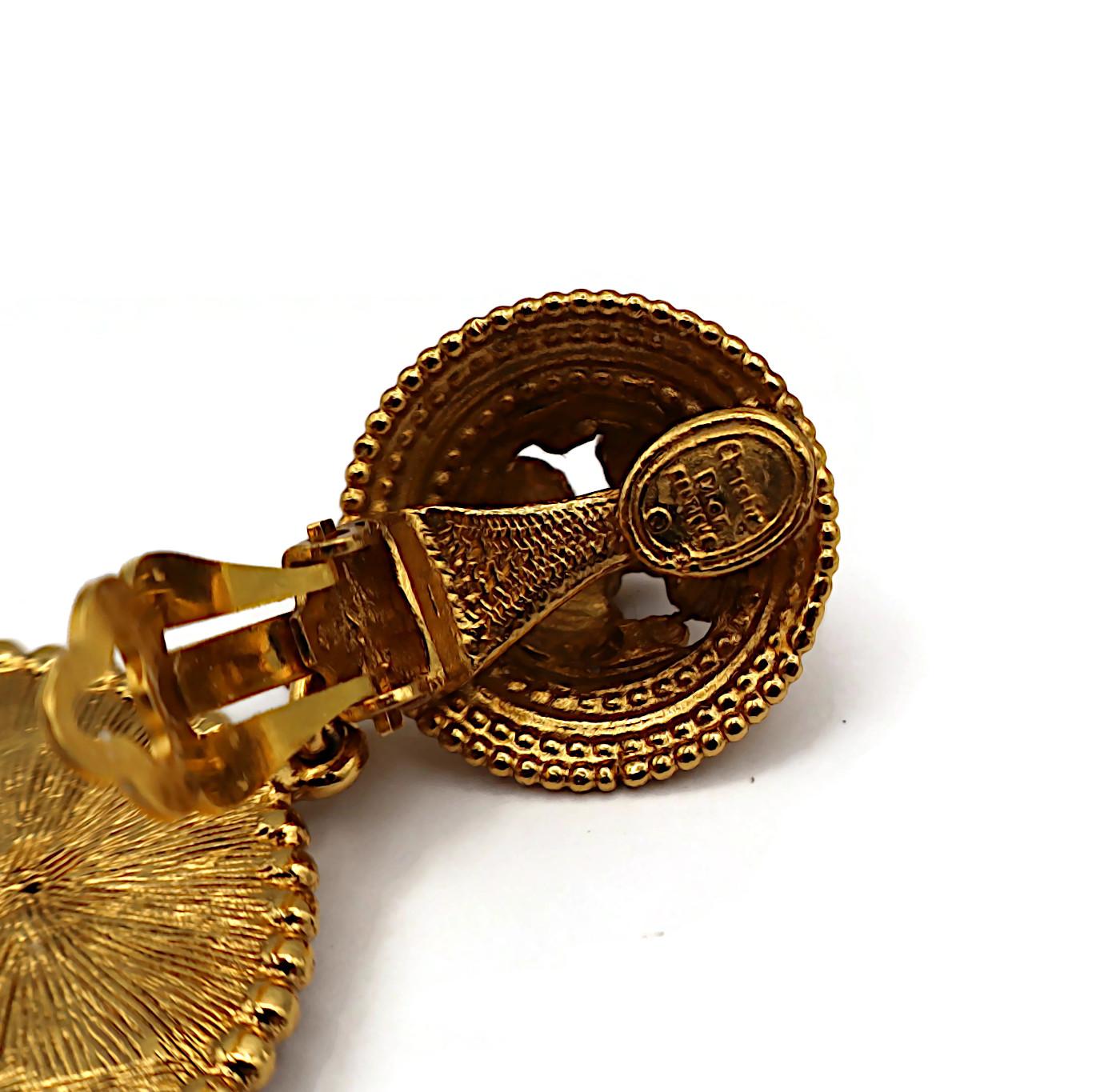 CHRISTIAN DIOR Boutique Boucles d'oreilles pendantes vintage logo CD couleur or en vente 1