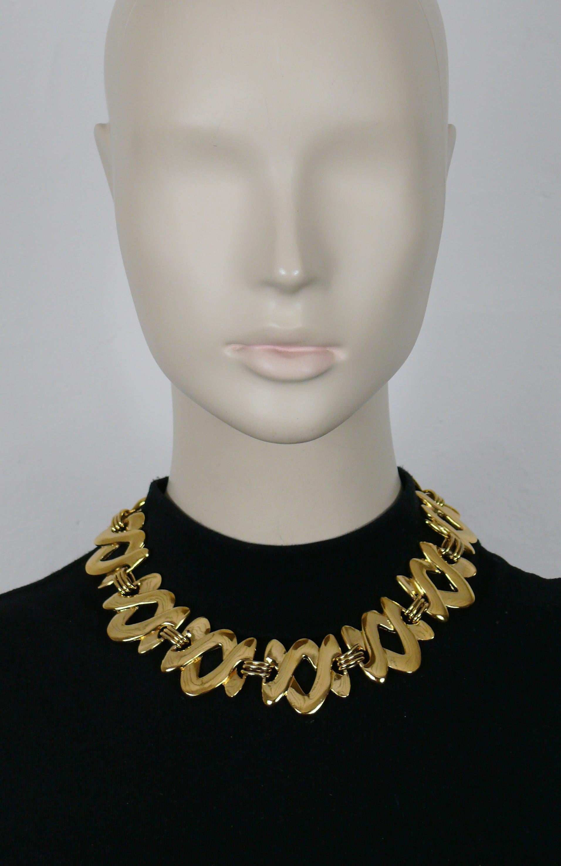 CHRISTIAN DIOR Boutique vintage gold tone necklace featuring wavy links.

T-bar and toggle closure.

Embossed CHRISTIAN DIOR Boutique.

Indicative measurements : length approx. 43.5 cm (17.13 inches) / width approx. 3.3 cm (1.30 inches).

Comes with