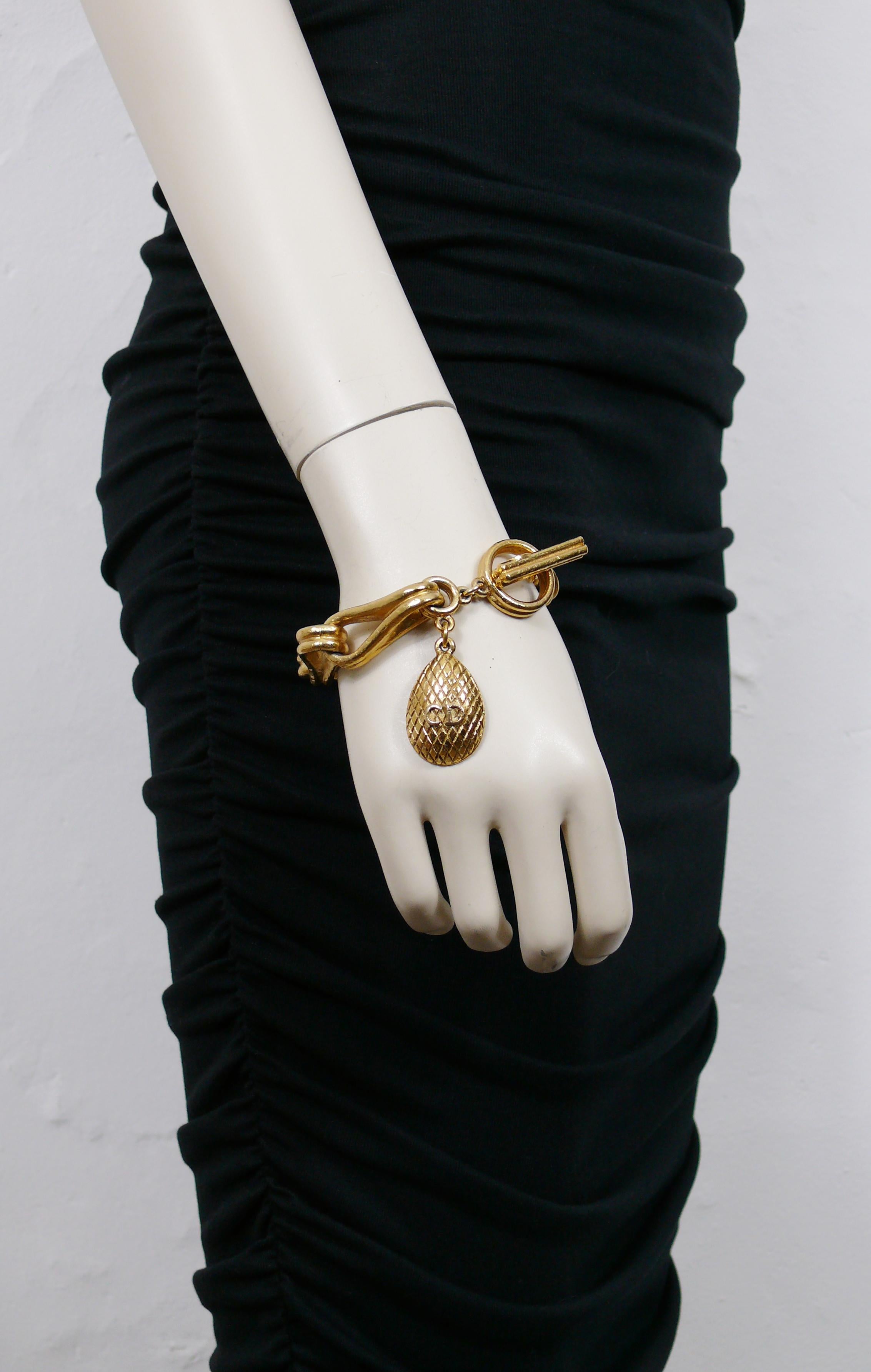 CHRISTIAN DIOR BOUTIQUE vintage gold toned large textured link bracelet featuring a quilted CD monogram charm.

T-bar and toggle closure.

Marked CHRISTIAN DIOR BOUTIQUE.

Indicative measurements : length approx. 22 cm (8.66 inches) / max. link