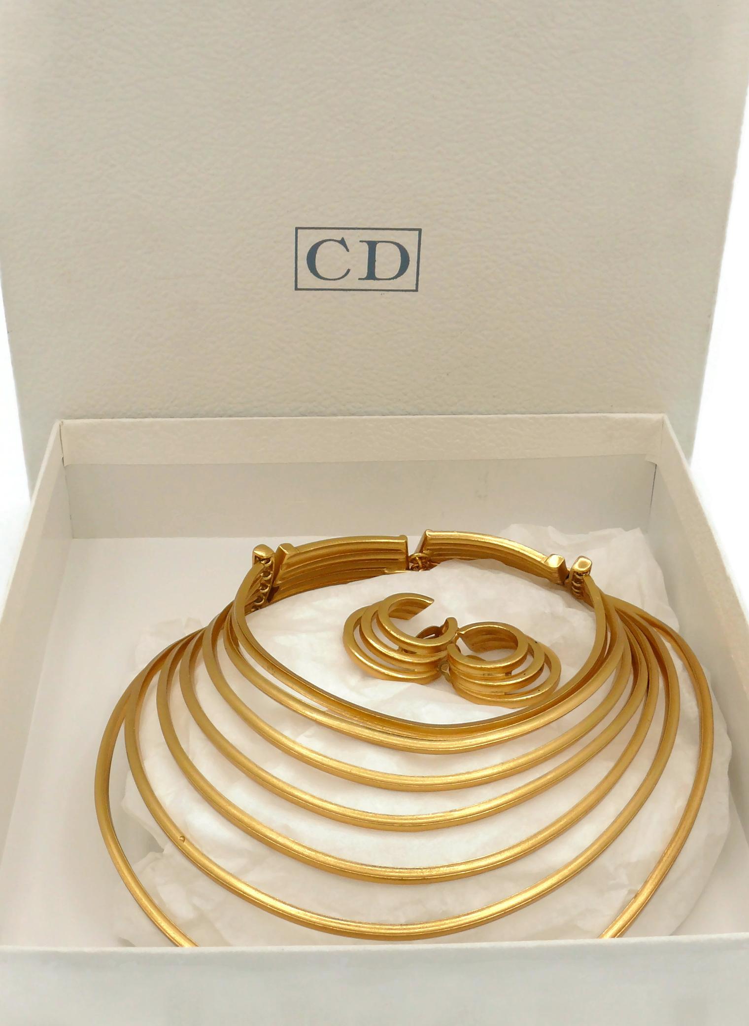 CHRISTIAN DIOR BOUTIQUE vintage rare and important gold toned multi strand choker necklace and hoop earring set.

Simplified model to be compared to the creations of CHRISTIAN DIOR by JOHN GALLIANO for the Spring/Summer 1998 runway looks (see