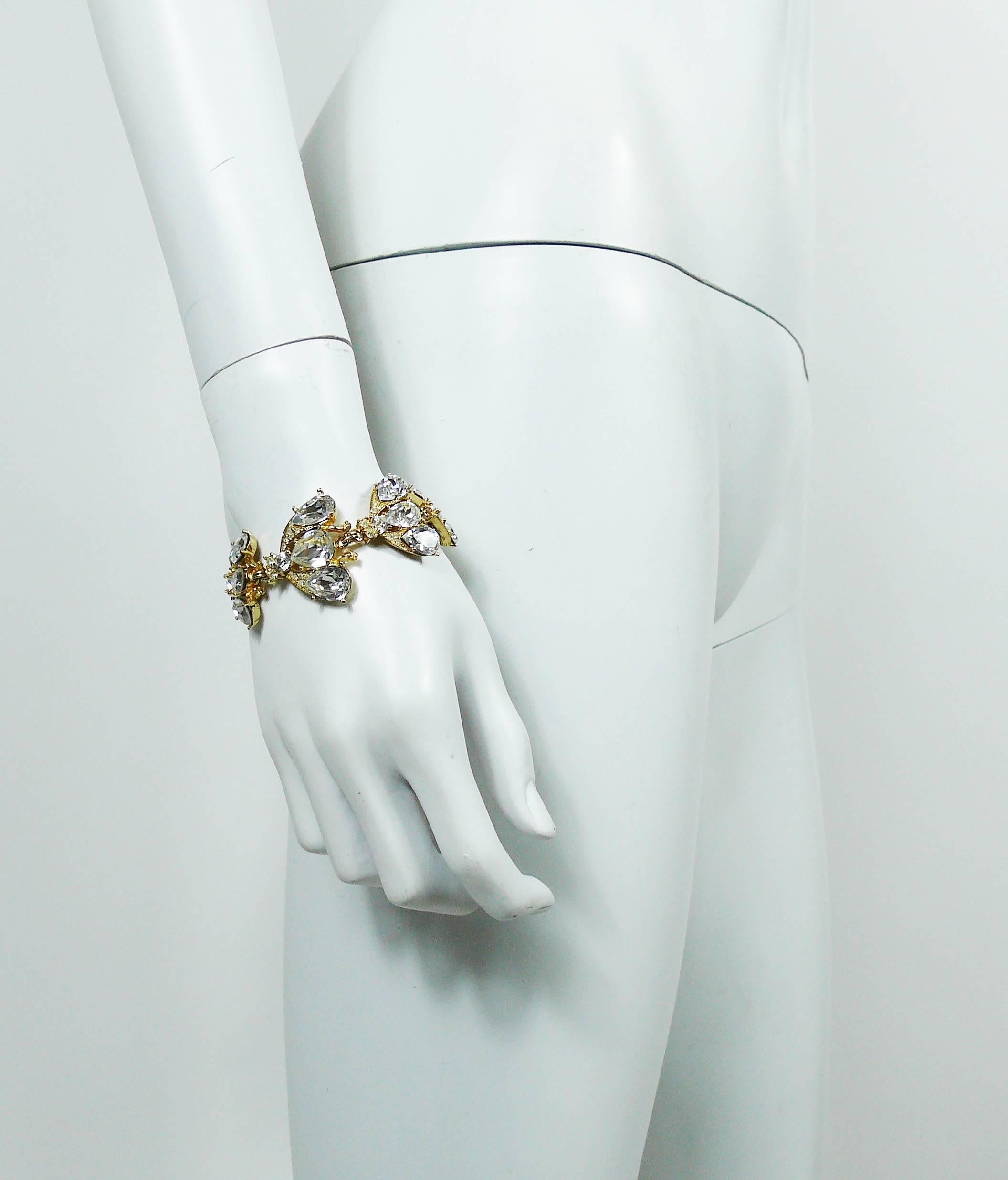 CHRISTIAN DIOR Boutique vintage iconic gold toned bracelet featuring jewelled bee links.

T-bar closure.

Marked CHRISTIAN DIOR Boutique ©.

Indicative measurements : length approx. 20 cm (7.87 inches) / max. width approx. 3.3 cm (1.30