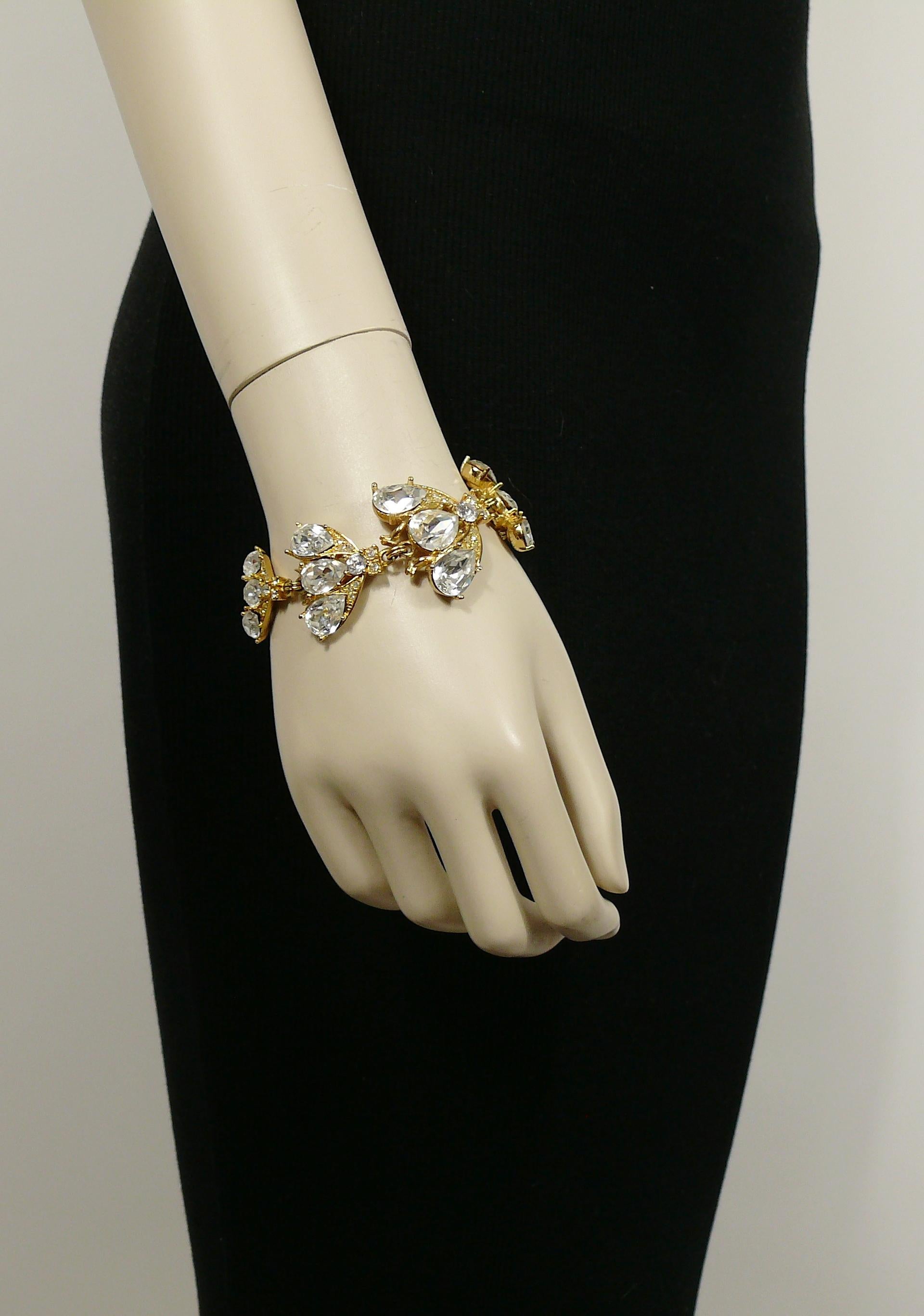 CHRISTIAN DIOR Boutique vintage iconic gold toned bracelet featuring jewelled bee links.

T-bar closure.

Marked CHRISTIAN DIOR Boutique ©.
Embossed CHR. DIOR.

Indicative measurements : length approx. 20 cm (7.87 inches) / max. width approx. 3.3 cm
