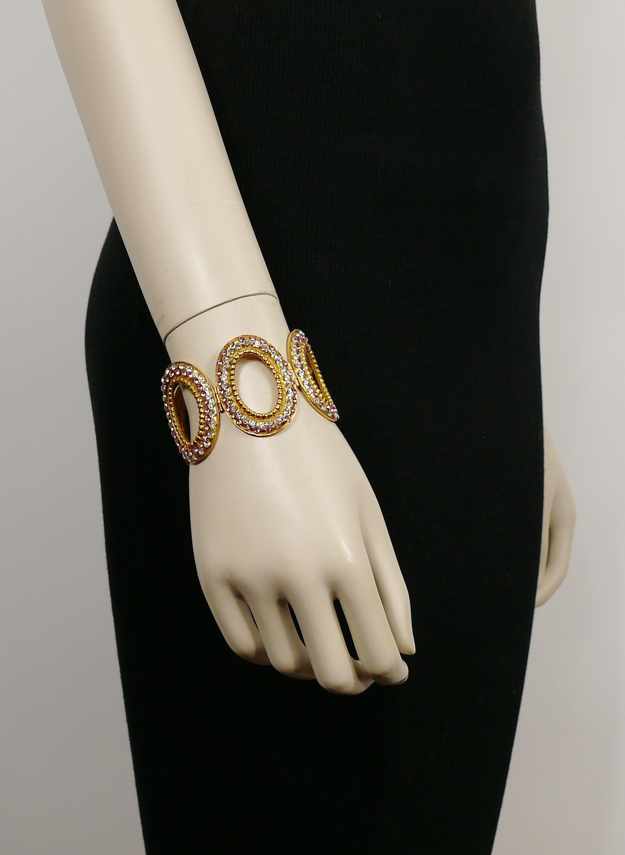 CHRISTIAN DIOR Boutique vintage gold toned oval link bracelet embellished with pink and clear crystals.

Box tab insert closure.

Marked CHRISTIAN DIOR Boutique.

Indicative measurements : length approx. 16 cm (6.30 inches) / link height approx. 4