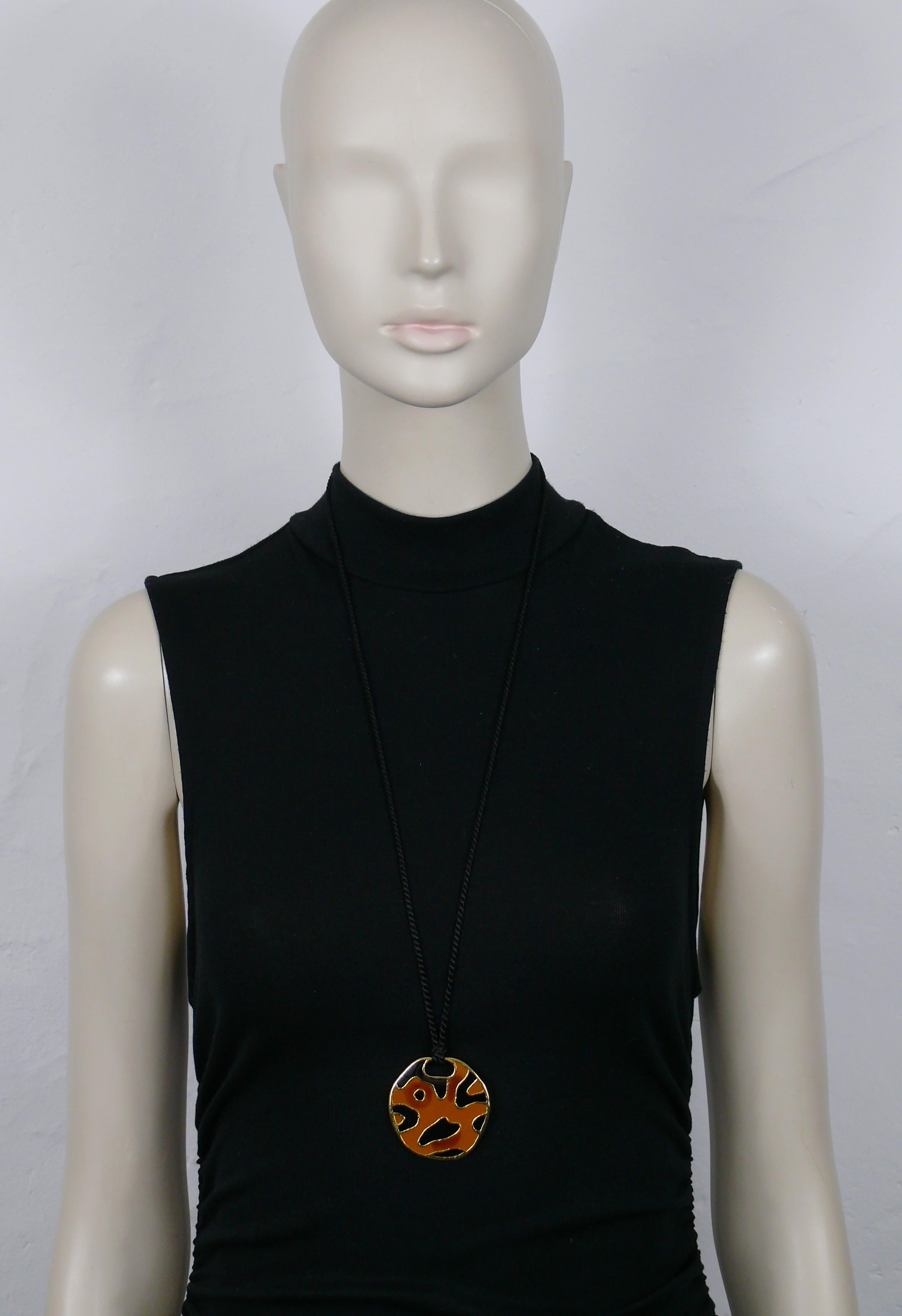 CHRISTIAN DIOR vintage enamel medallion pendant necklace.

Black shoelace.
Slips on (no closure system).

Embossed CHRISTIAN DIOR Boutique.

Indicative measurements : wearable length approx. 39 cm (15.35 inches) / pendant diameter approx. 4.5 cm