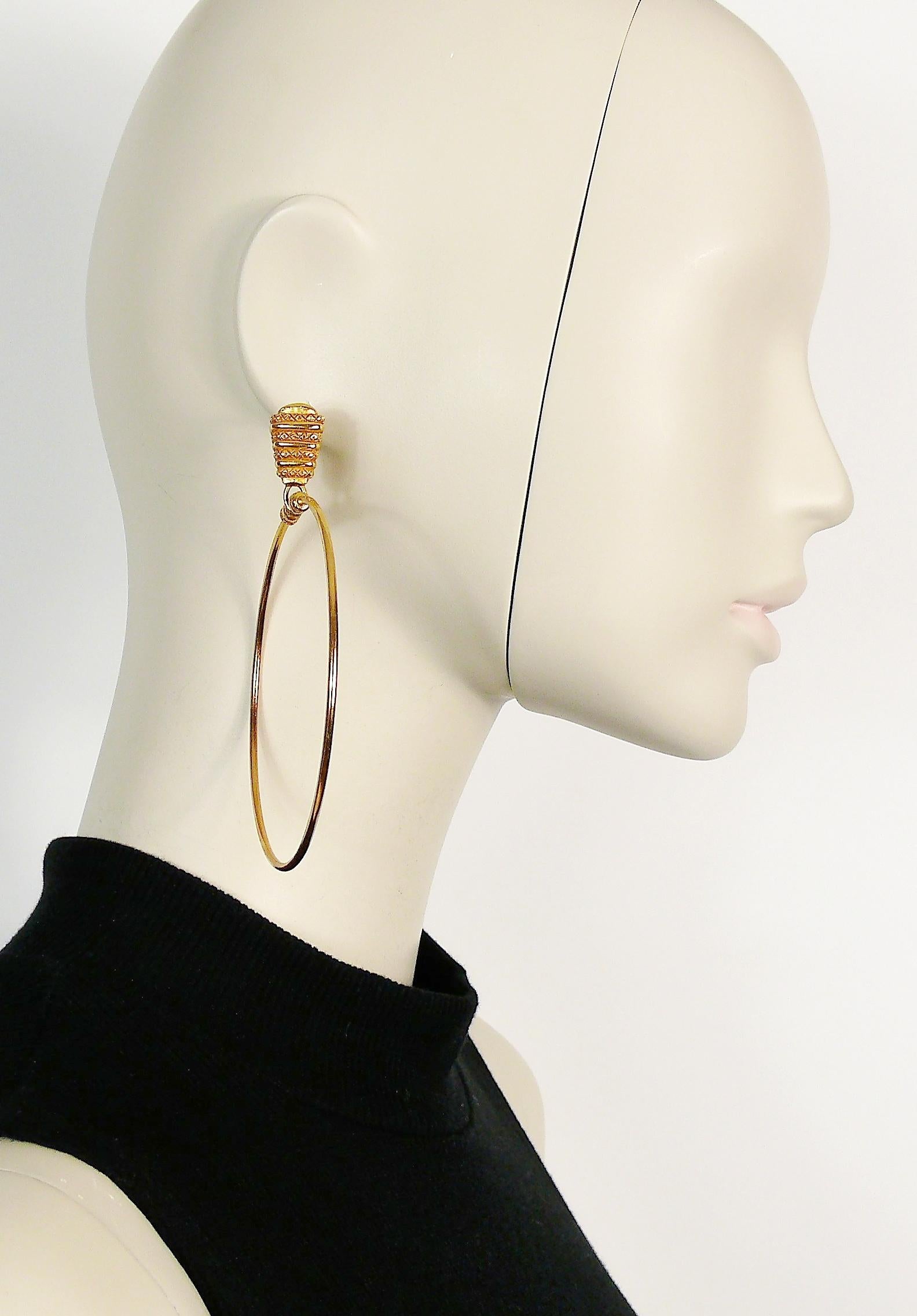 CHRISTIAN DIOR BOUTIQUE vintage oversized gold toned hoop earrings (clip-on). 

Marked CHRISTIAN DIOR BOUTIQUE.

Indicative measurements : height approx. 10 cm (3.94 inches) / max. diameter approx. 8.4 cm (3.31 inches).

JEWELRY CONDITION CHART
-