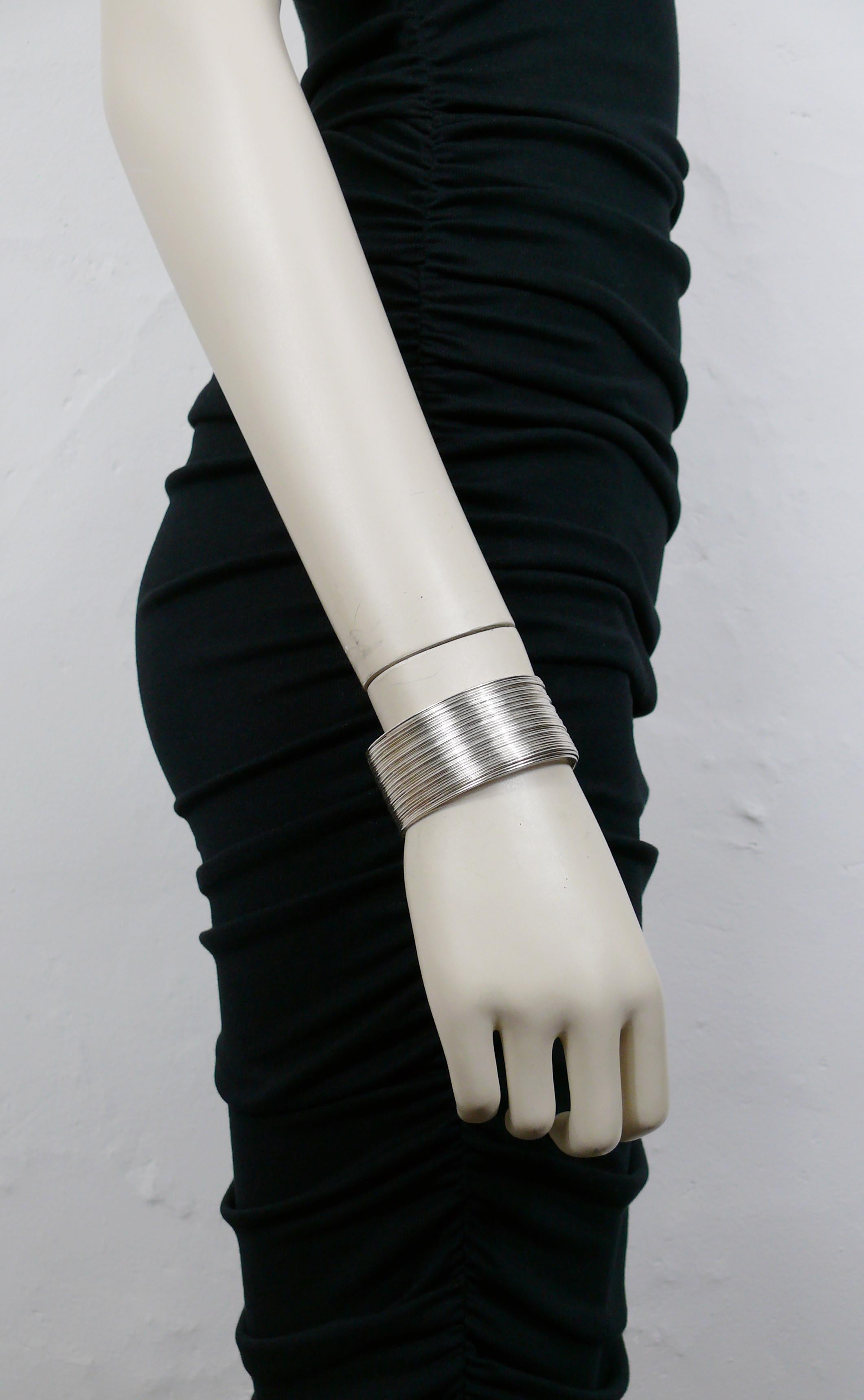CHRISTIAN DIOR Boutique vintage silver toned wire cuff bracelet.

Silver tone metal hardware.

Marked CHRISTIAN DIOR Boutique.

Indicative measurements : inner circumference approx. 16.96 cm (6.68 inches) / width approx. 2.7 cm (1.06 inches) / total